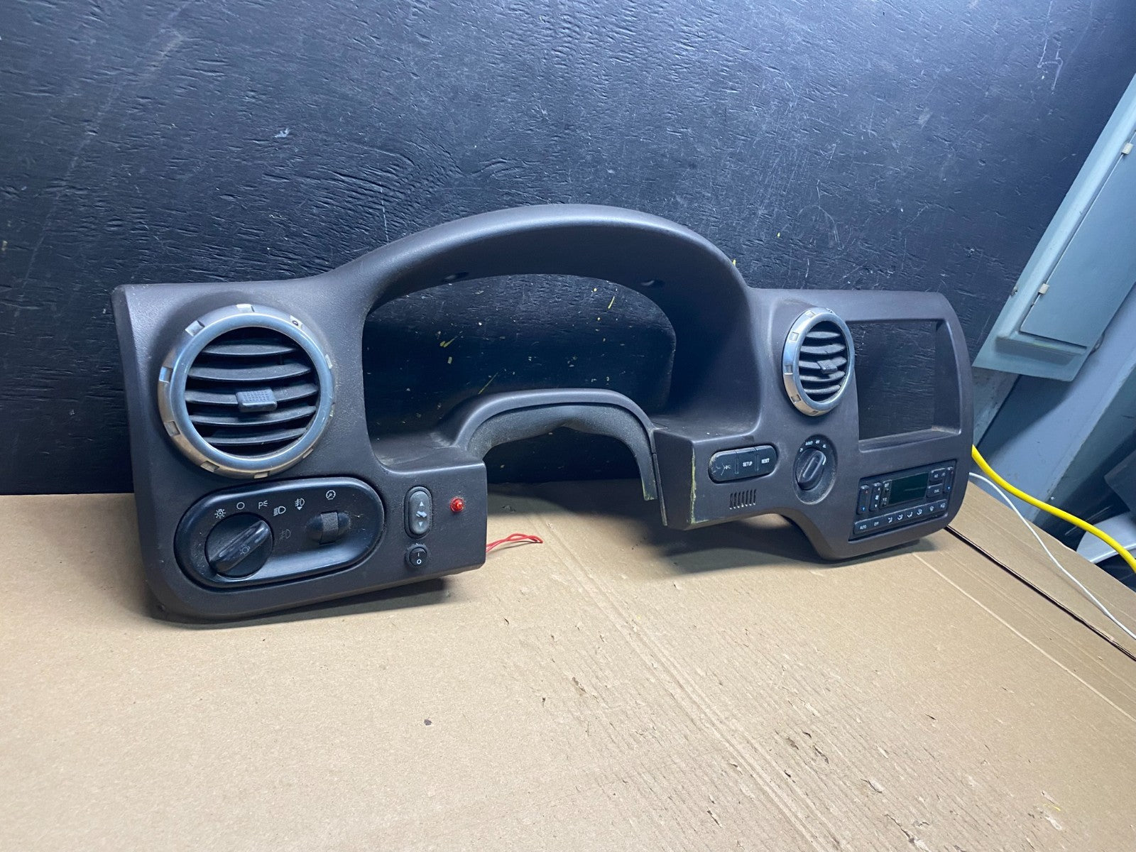 2003 - 2006 Ford Expedition Dash Speedometer Radio Climate Bezel Trim T1404 DG1