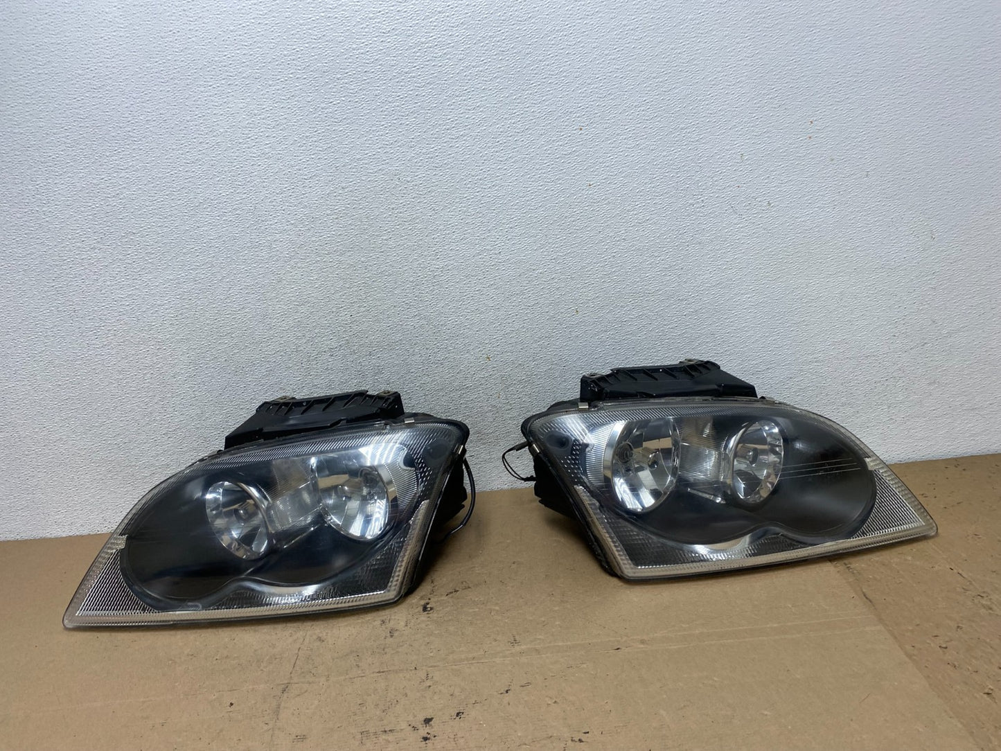 2004 to 2006 Chrysler Pacifica Headlights Left+Right Halogen AF4627 DW0