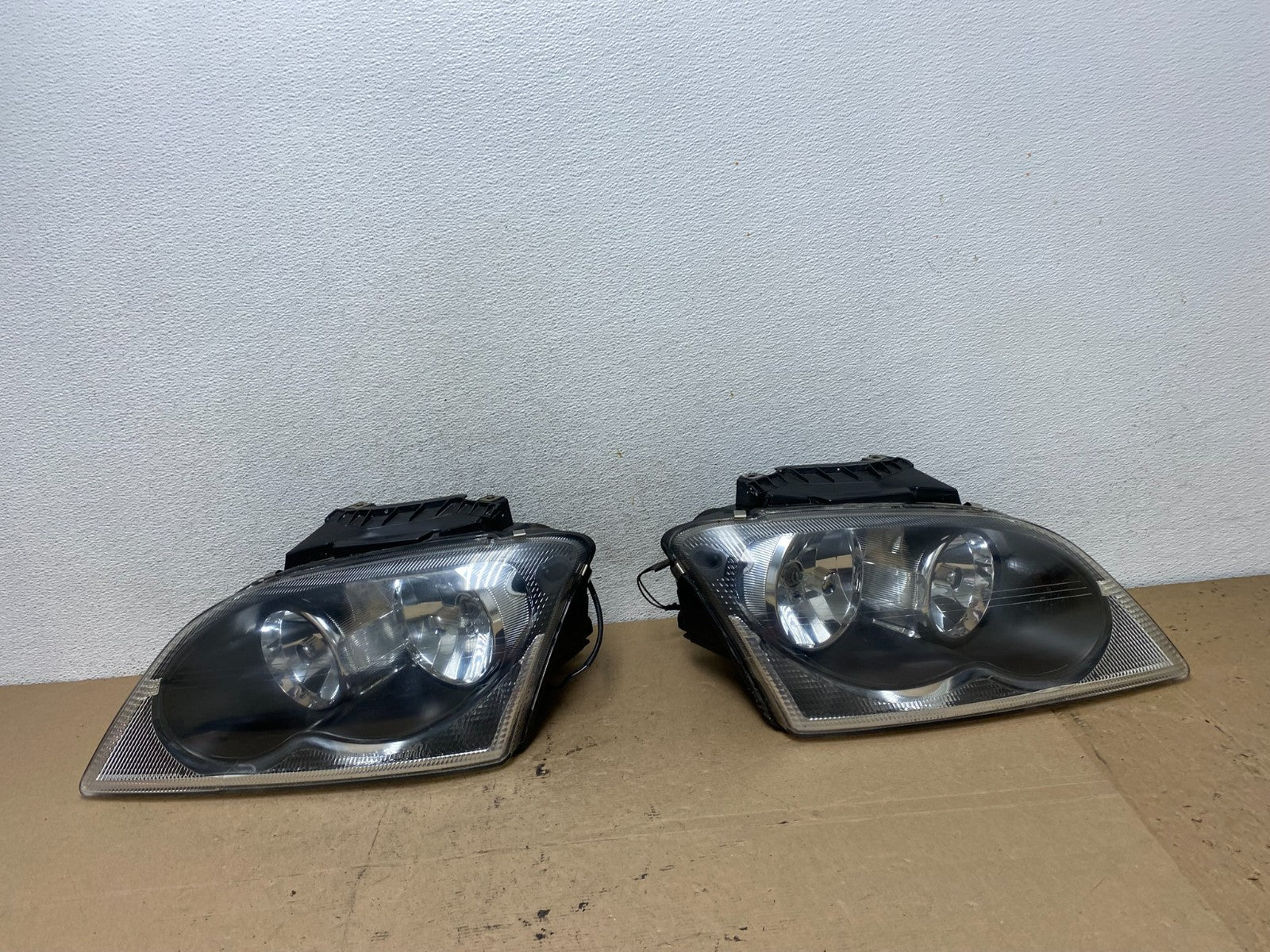 2004 to 2006 Chrysler Pacifica Headlights Left+Right Halogen AF4627 DW0