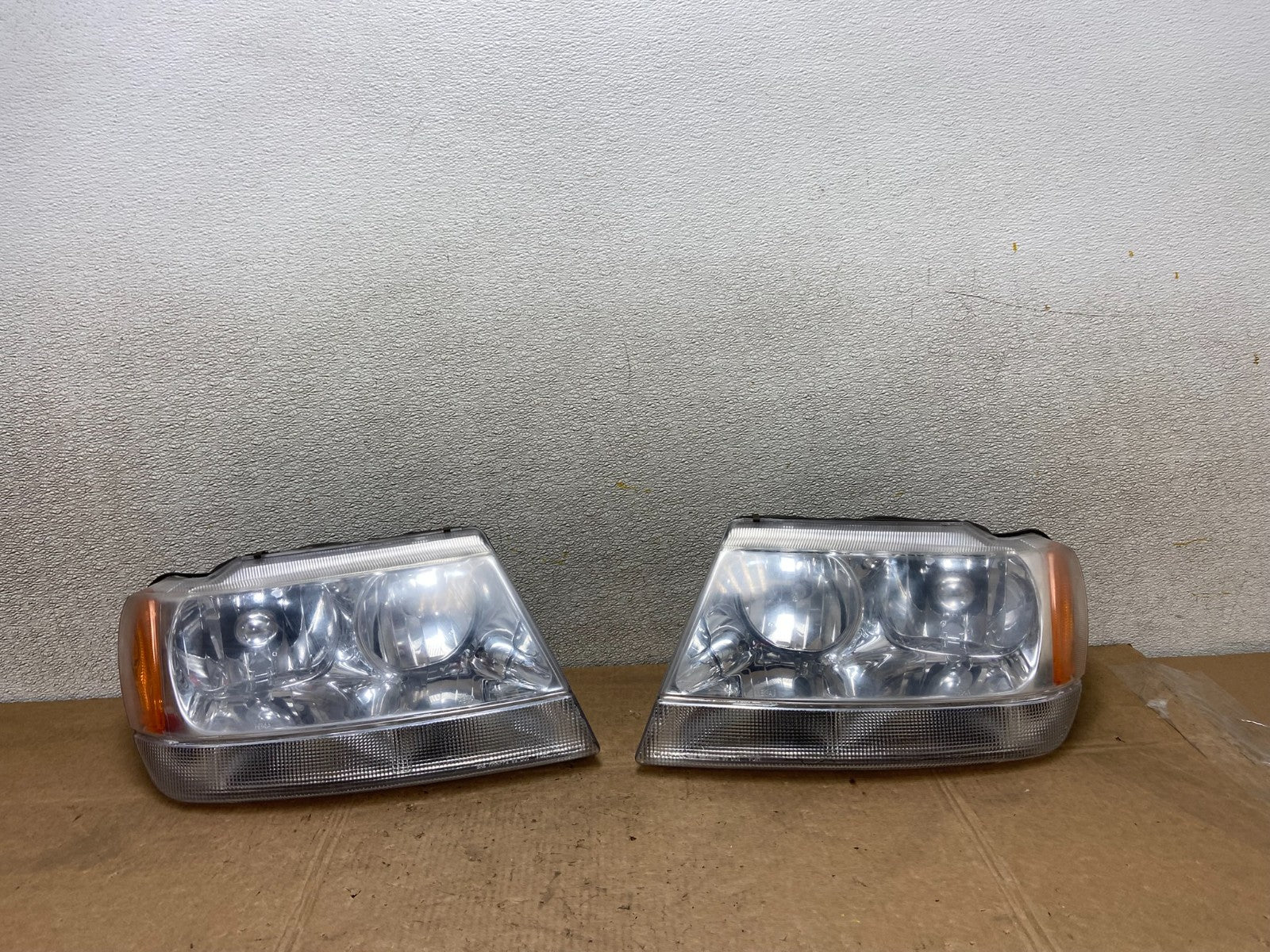 1999 - 2004 Jeep Grand Cherokee Left+Right Set Halogen Headlights Y5921 DG0