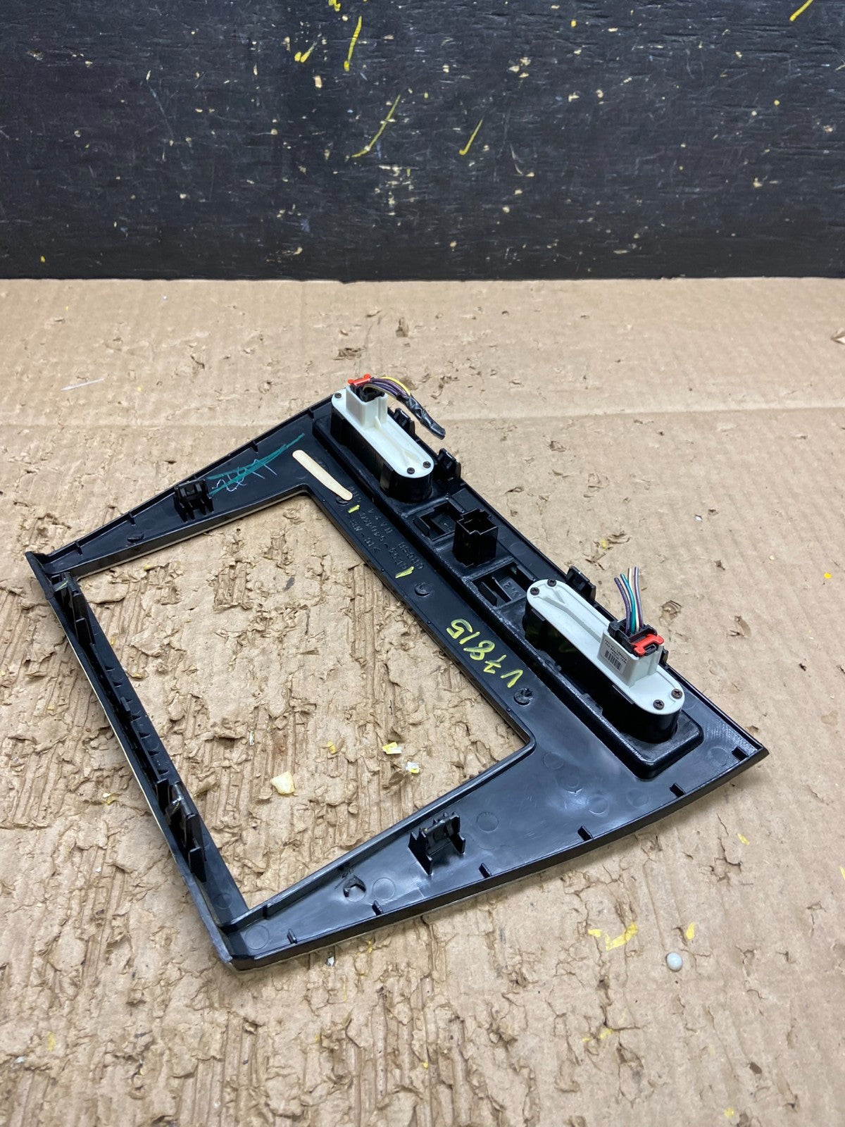 2006 to 2009 Ford Fusion Center Dash Radio Bezel Trim v7815 DG4