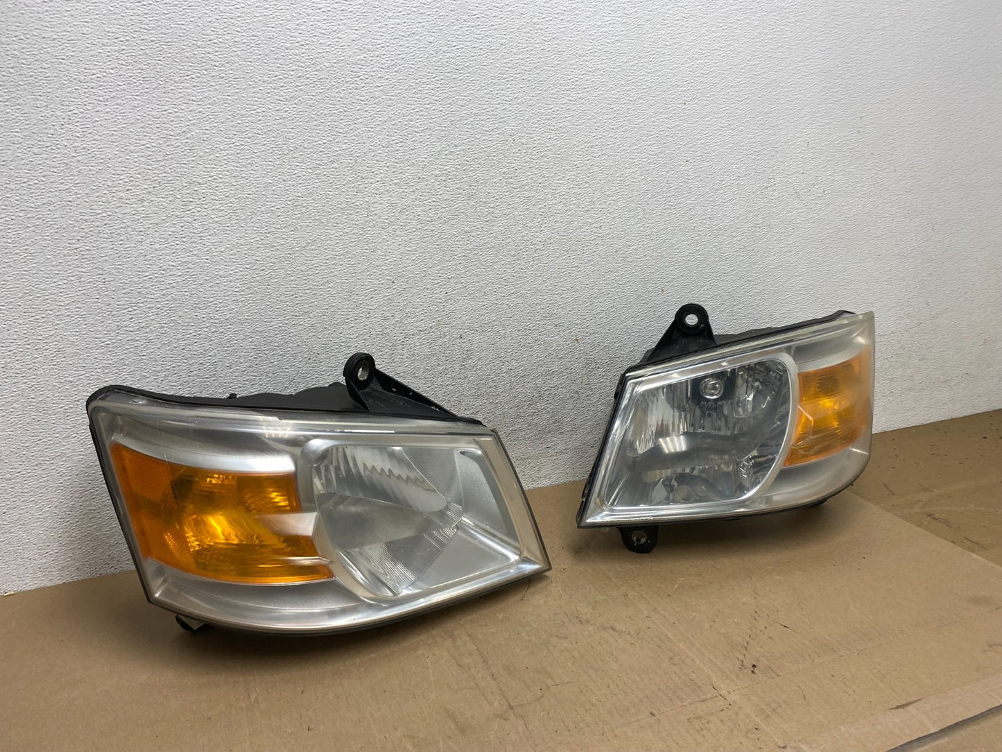 2008 to 2010 Dodge Caravan Left+Right Set Side Halogen Headlights AE6705 DW2