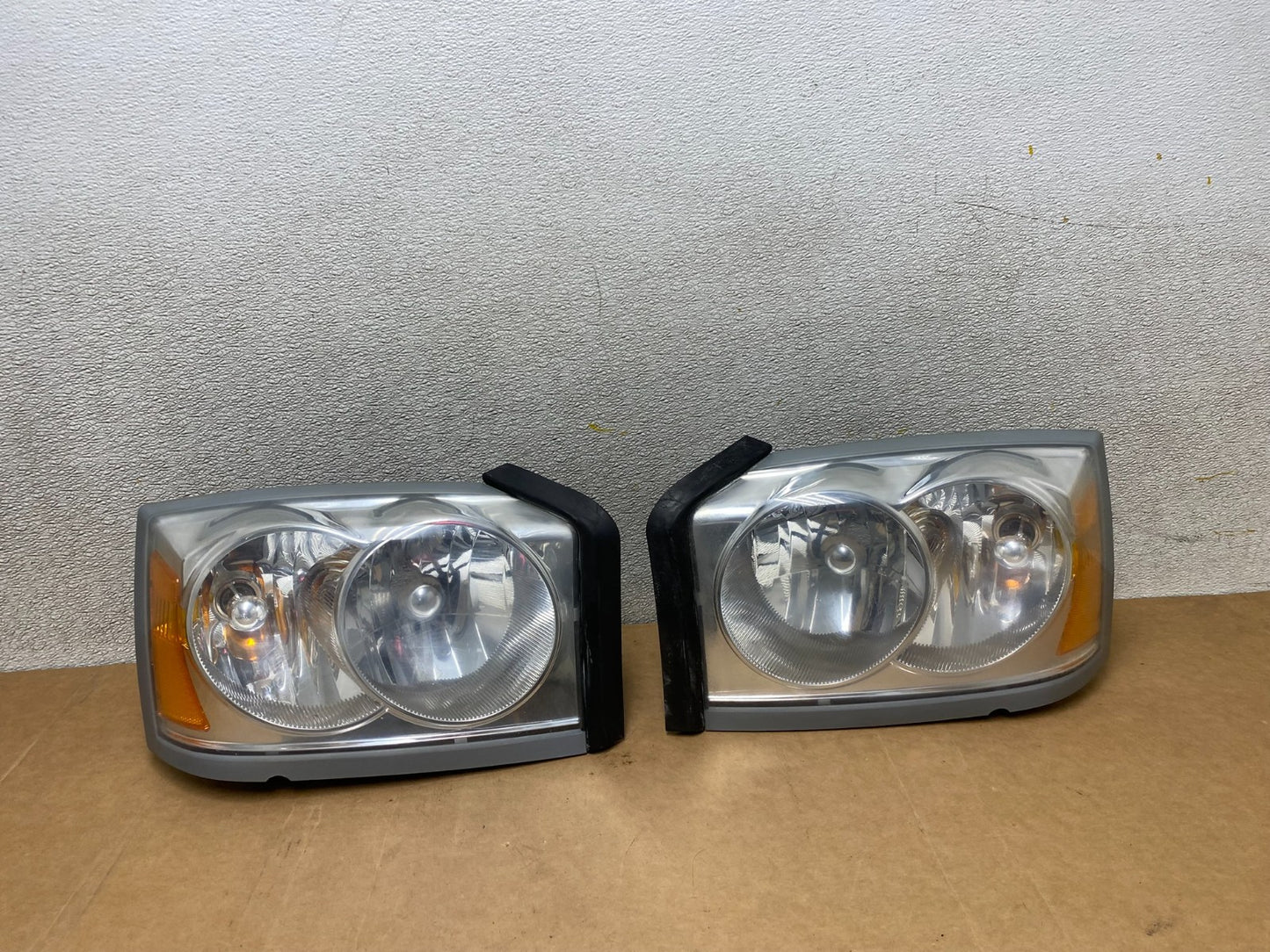 2005 to 2007 Dodge Dakota Left+Right Halogen Headlights X2744 DW0