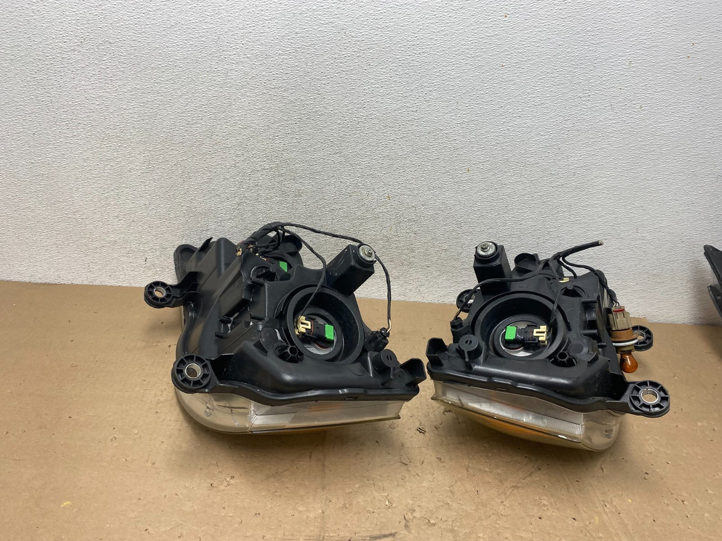 2008 to 2016 Chrysler Town and Country Left+Right Side Headlights AG5383 DW9