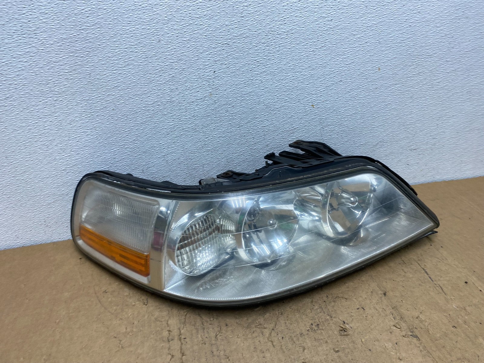 2005 to 2011 Lincoln Town Car Right Passenger Rh Side Headlight AD0691 DW0
