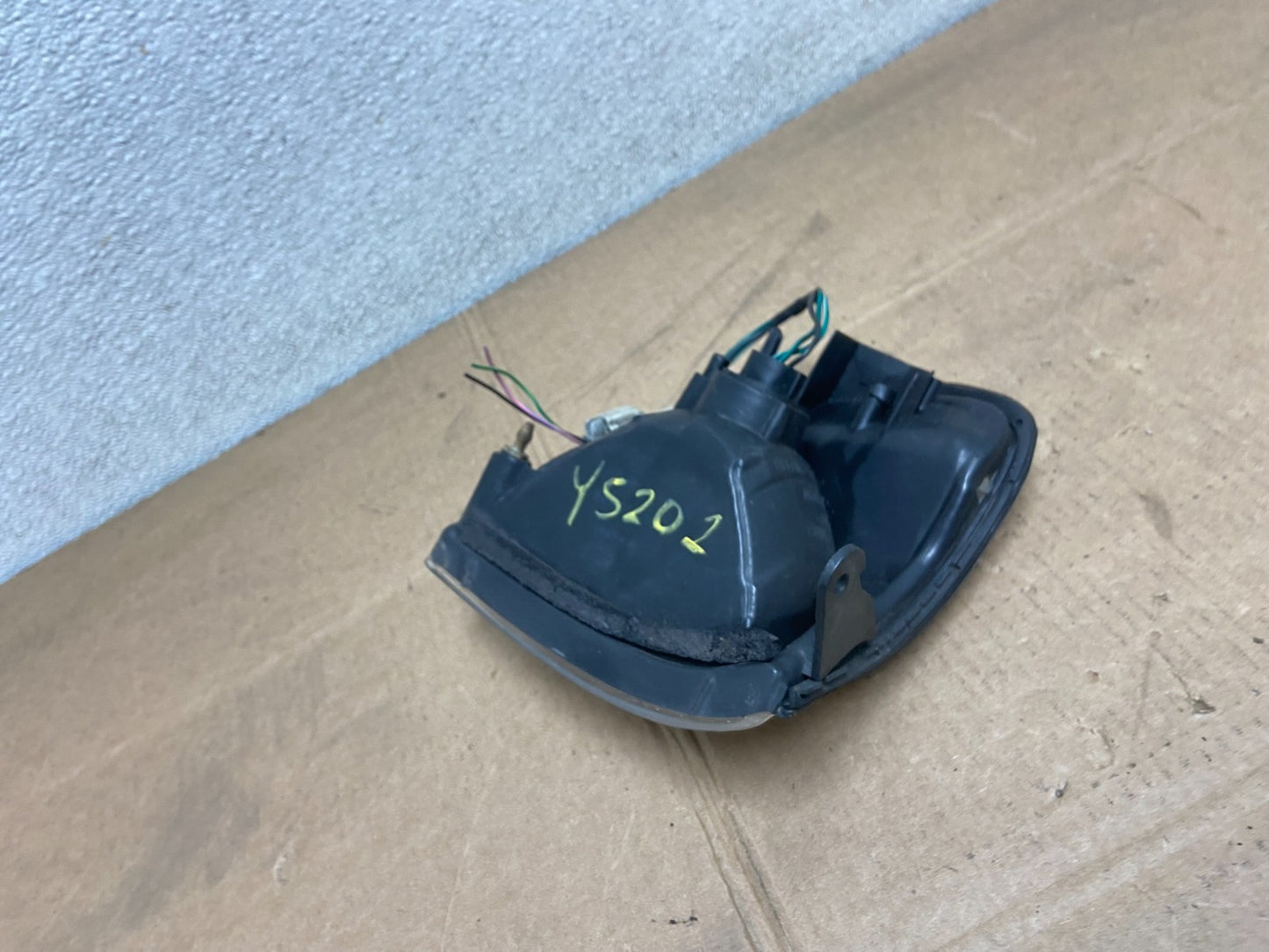 1999-2004 Nissan Pathfinder Front Left Driver Turn Signal Y5202 DW5