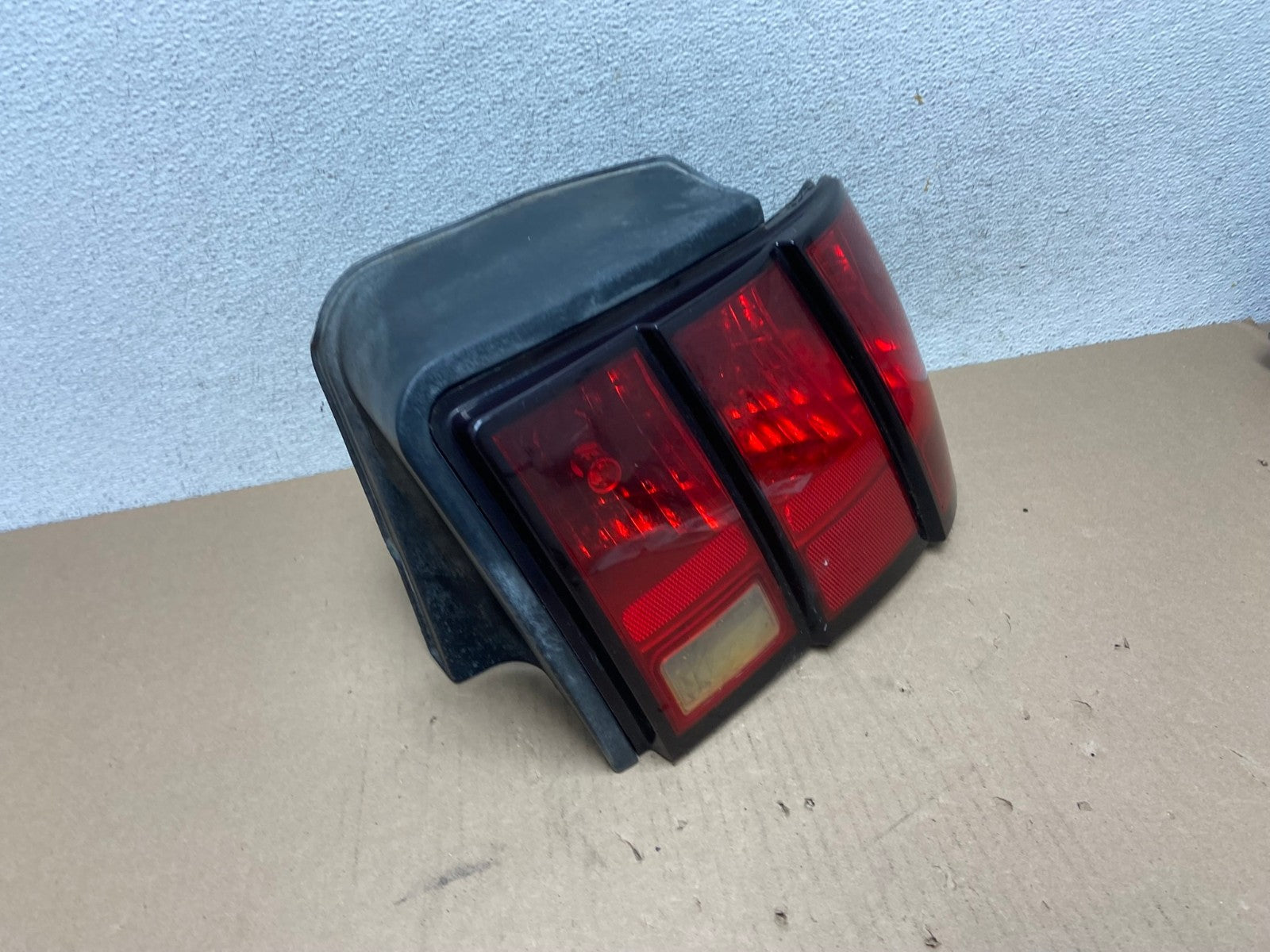 1999-2004 Ford Mustang Right Passenger Rh Side Tail Light AG6657 LK2