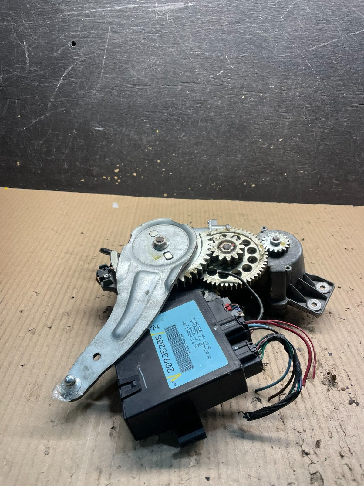 2009-2012 GMC Acadia Power Motor Liftgate Tailgate Control Module X0905 DG3