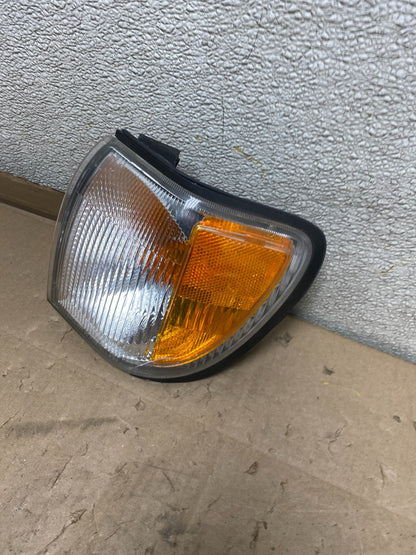 1999-2004 Nissan Pathfinder Front Left Driver Turn Signal Oem U6805 DW1