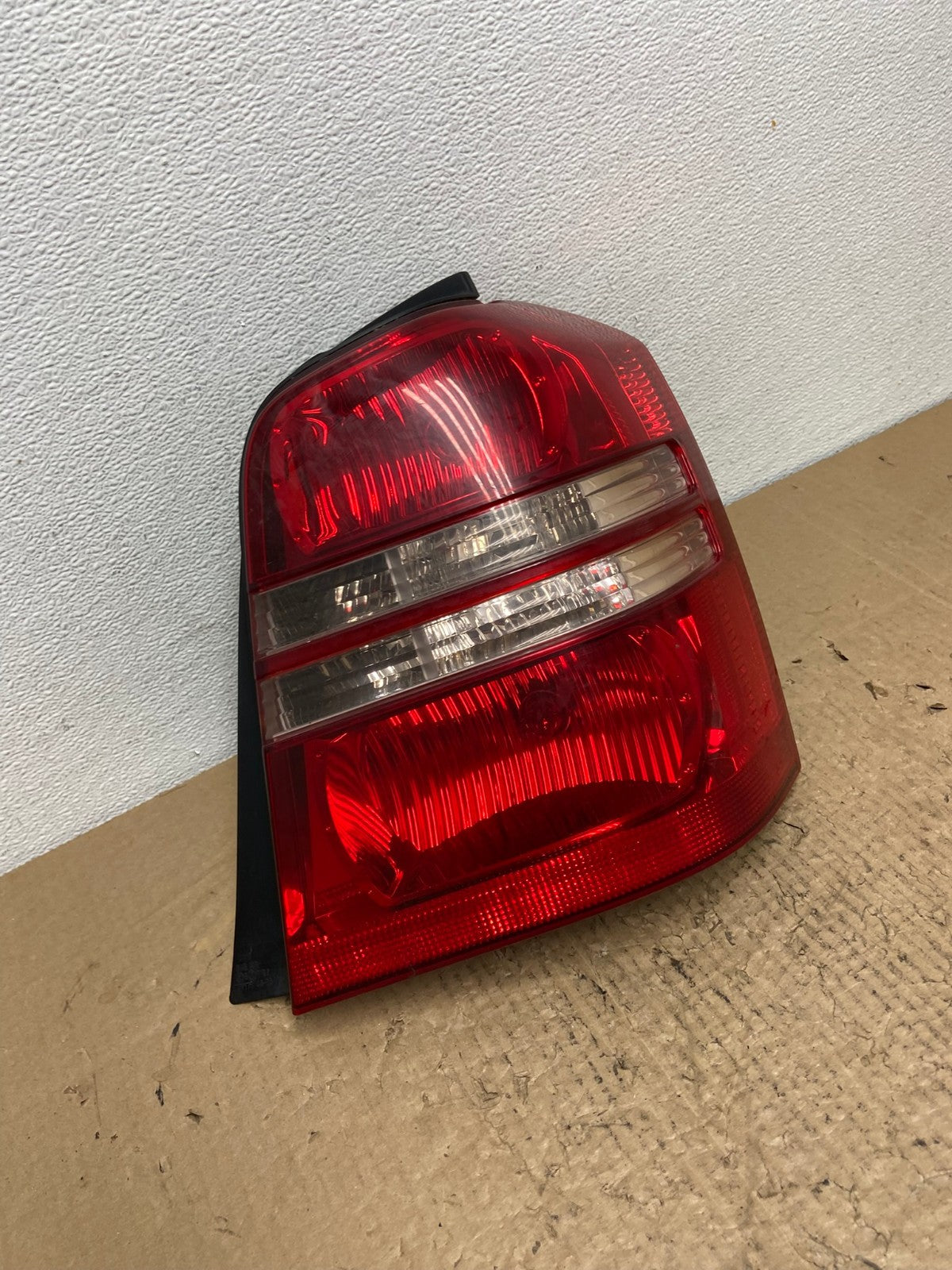 2001 2002 2003 Toyota Highlander Right Passenger RH Tail Light Oem AC4065 LK2