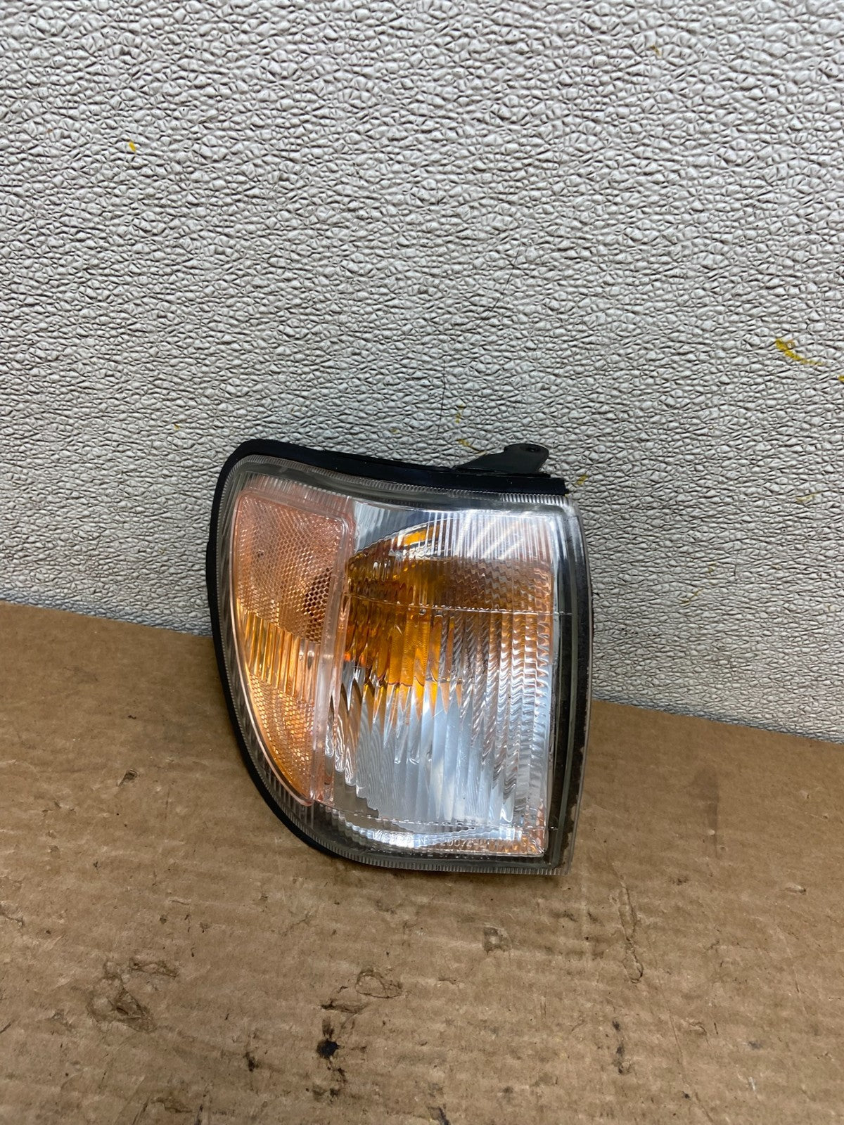 1999 to 2004 Nissan Pathfinder Passenger Corner Park Light Turn Signal Z3595 DW0