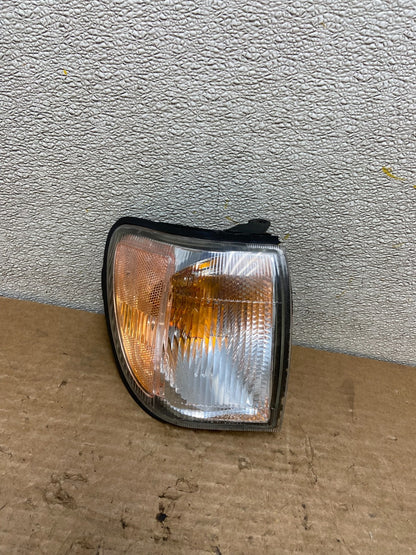 1999 to 2004 Nissan Pathfinder Passenger Corner Park Light Turn Signal Z3595 DW0