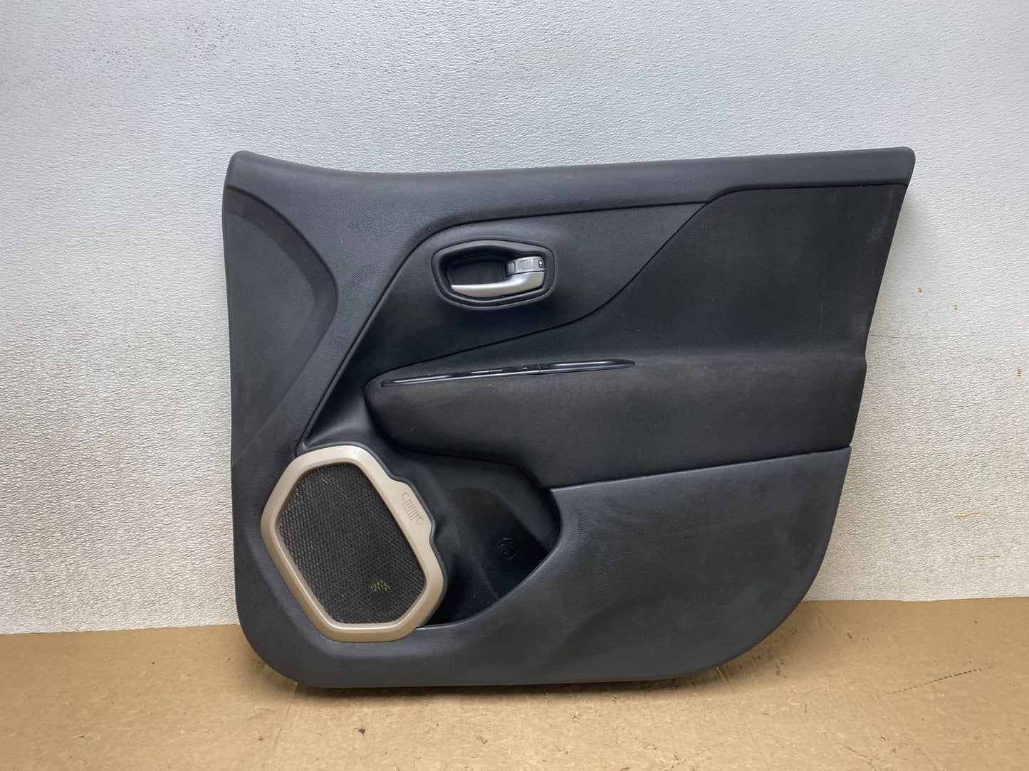 2016 to 2018 Jeep Renegade Front Right Passenger Side Panel Door w9209 DG0