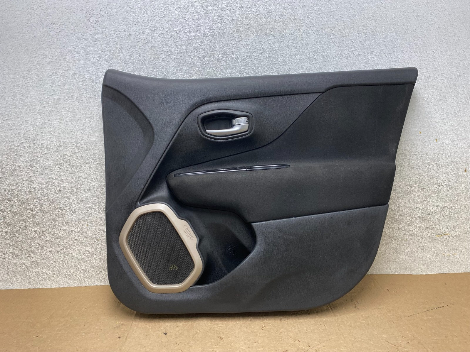 2016 to 2018 Jeep Renegade Front Right Passenger Side Panel Door w9209 DG0
