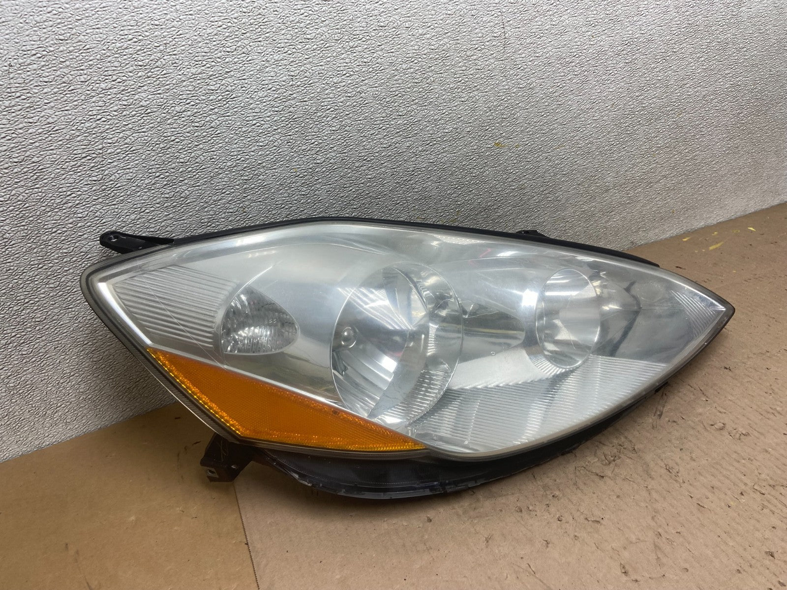 2006 to 2010 Toyota Sienna Right Passenger Rh Side Headlight Halogen AA1020 DW2
