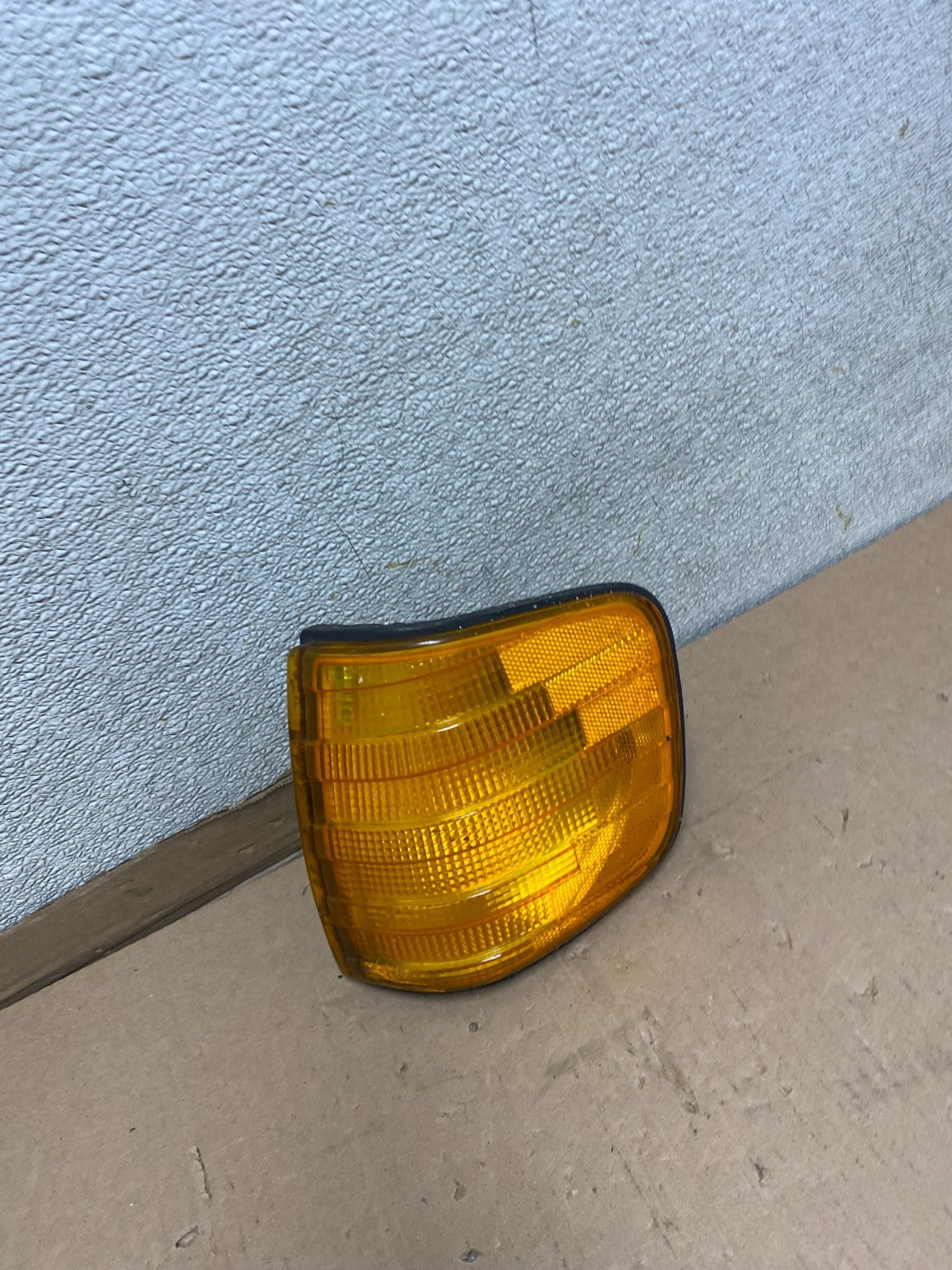 1986-1991 Mercedes W126 500SL 560SEL Left Driver Headlight Turn Signal U7123 DW2