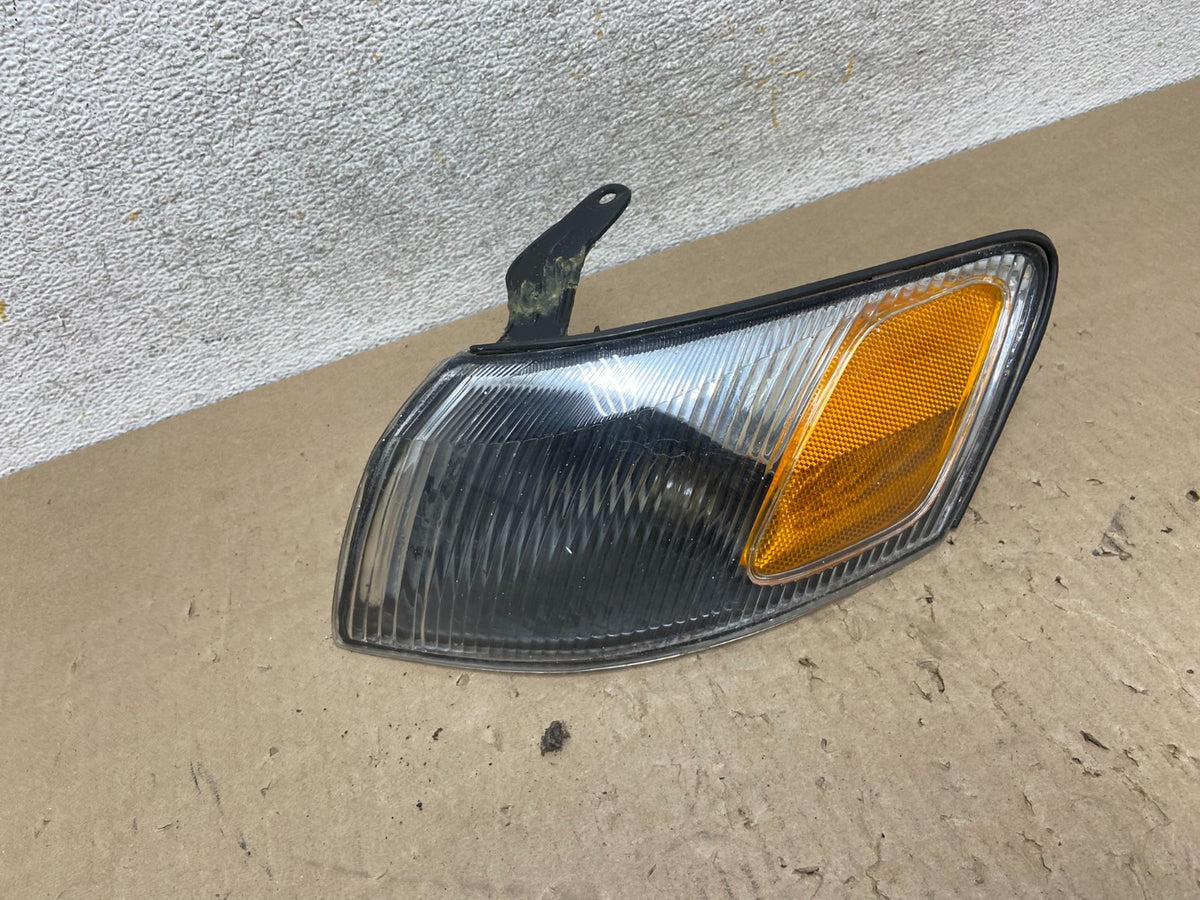 1997 1998 1999 Toyota Camry Left Driver LH Turn Signal AI2319 DG0