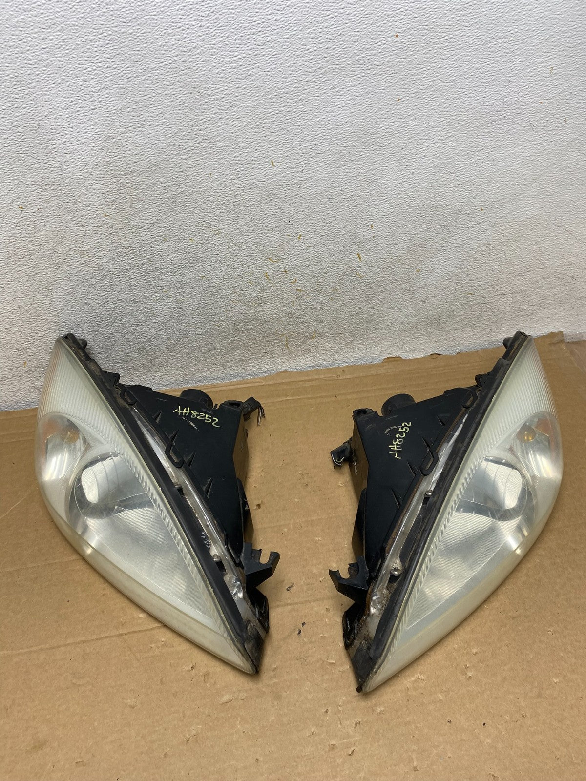 2000 to 2007 Ford Taurus Left+Right Side Halogen Headlights AH8252 DW7