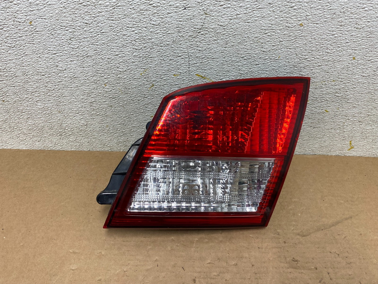 2002-2004 Infiniti i35 Inner Right Passenger Rh Side Tail Light OEM O9761 DW0