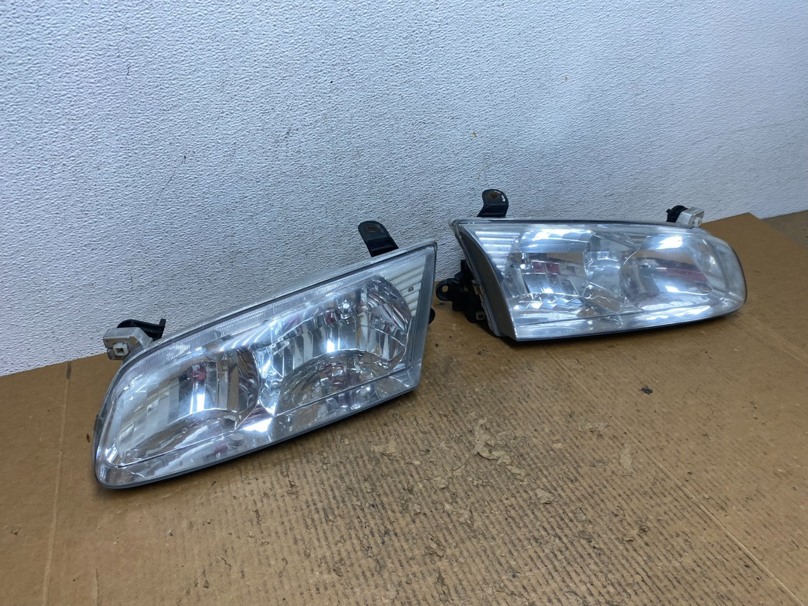 2000 to 2001 Toyota Camry Front Left+Right Side Headlights AE2845 DW2