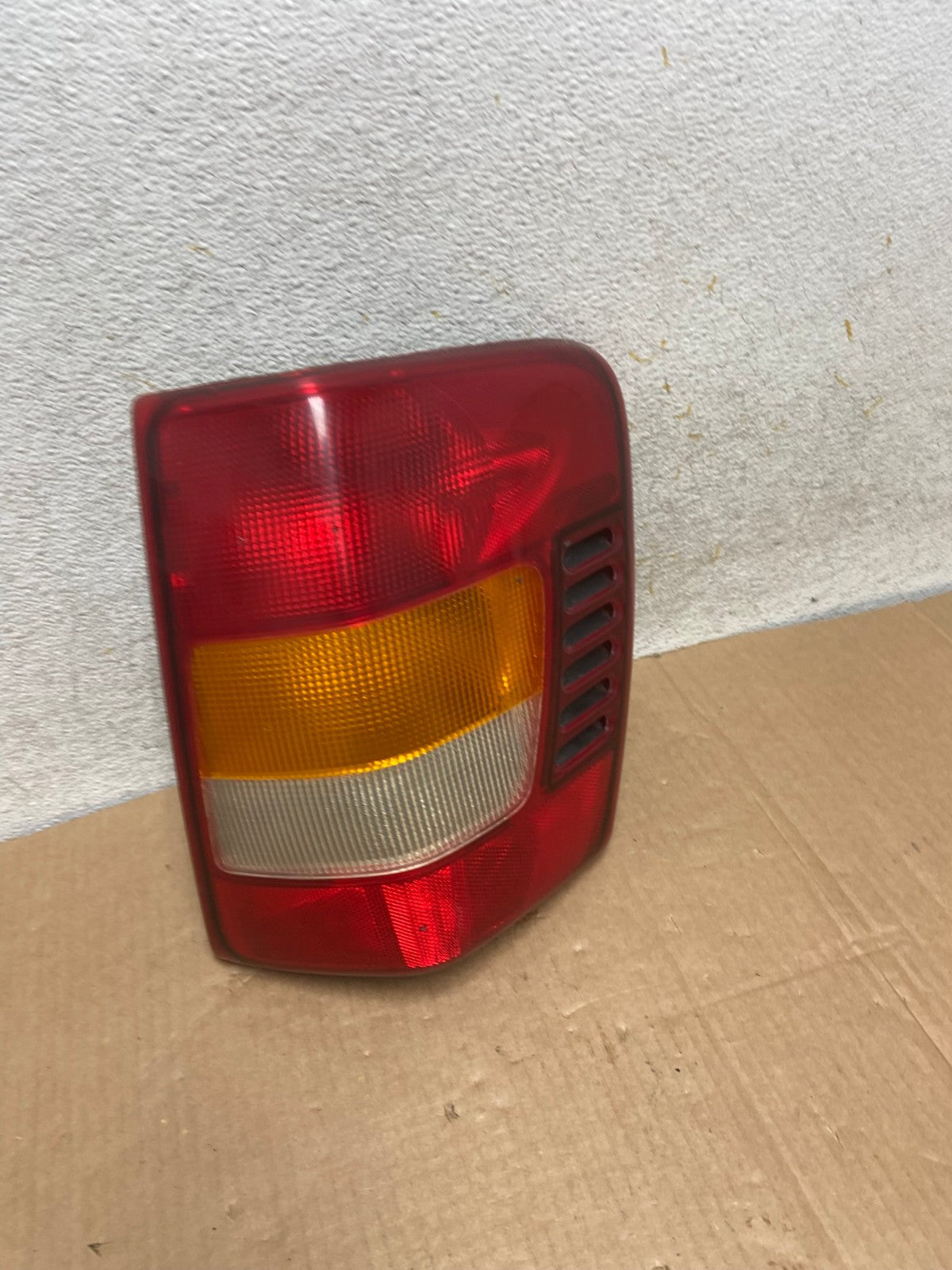 1999-2004 Jeep Grand Cherokee WJ Right Passenger Rh Tail Light AI6910 LK2