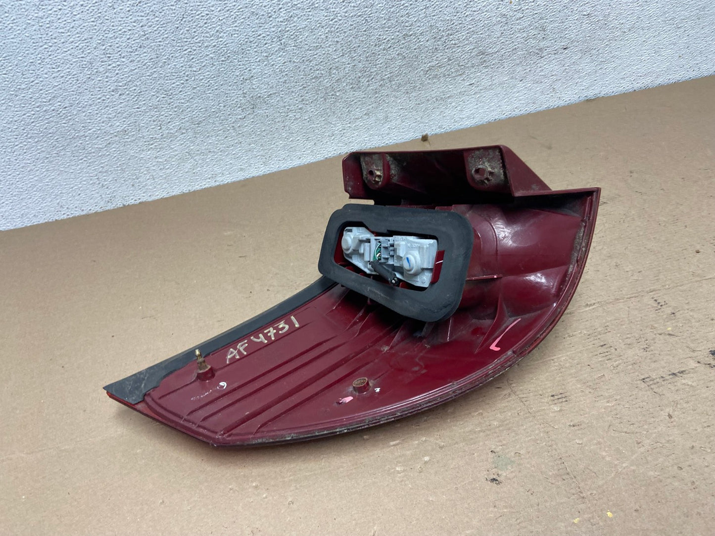 2004-2005 Toyota Sienna Right Passenger Rh Side Tail Light AF4731 LK5