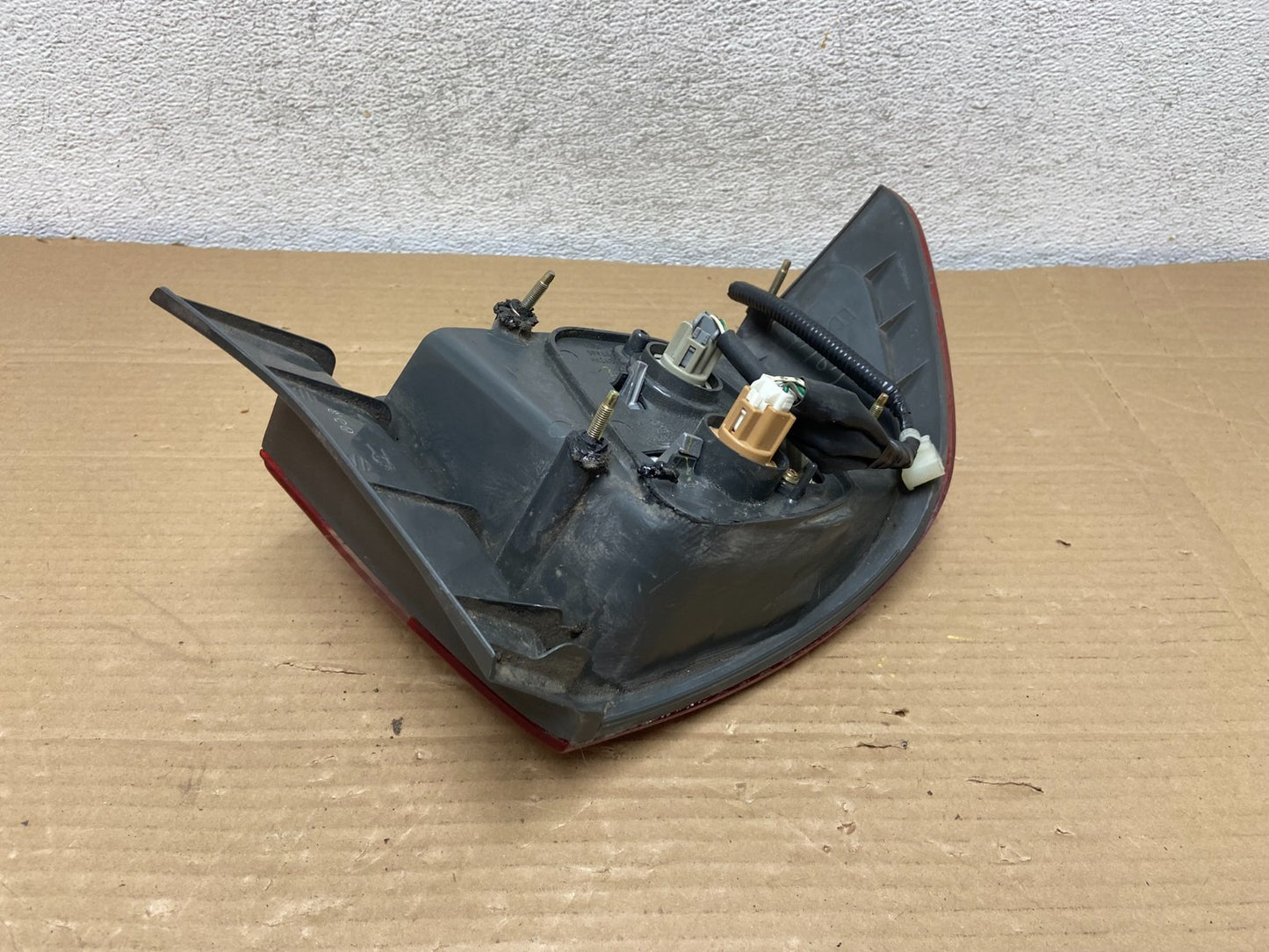 2000 2001 Lexus ES300 Outer Right Passenger RH Side Tail Light AG8947 DW6