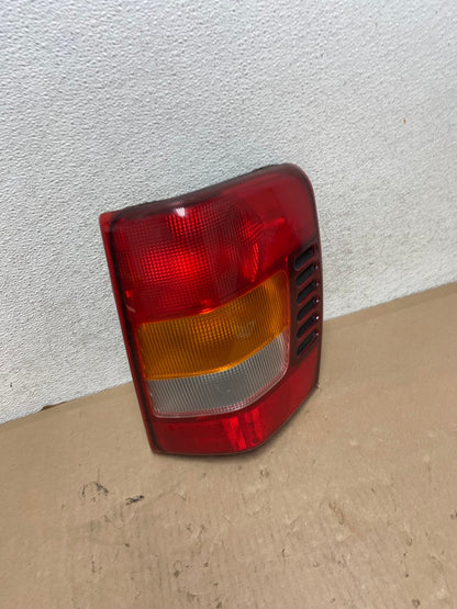 1999-2004 Jeep Grand Cherokee WJ Right Passenger Rh Tail Light AG6714 LK2