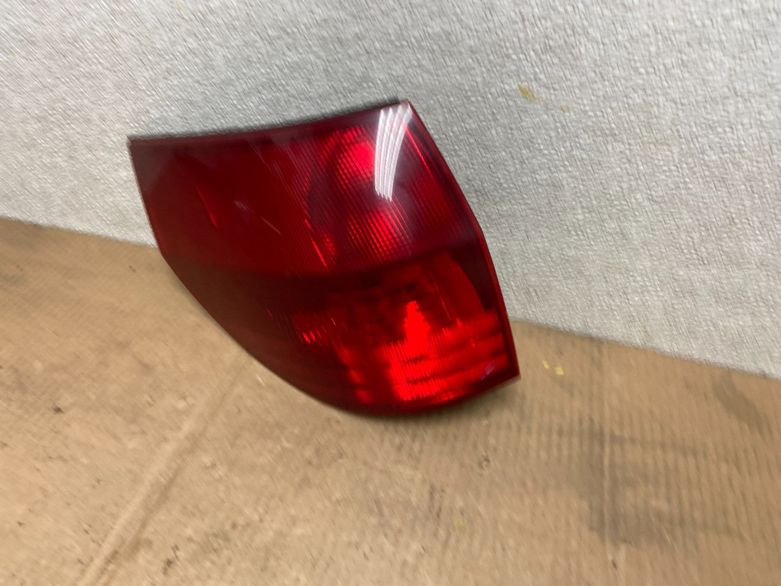 2004 to 2005 Toyota Sienna Left Driver LH Side Tail Light AA63411