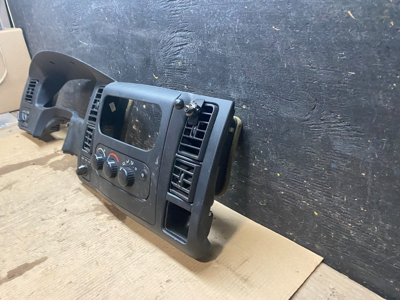 2001 2004 Dodge Dakota Speedometer Climate  Control Radio Panel Bezel X3160 DG1