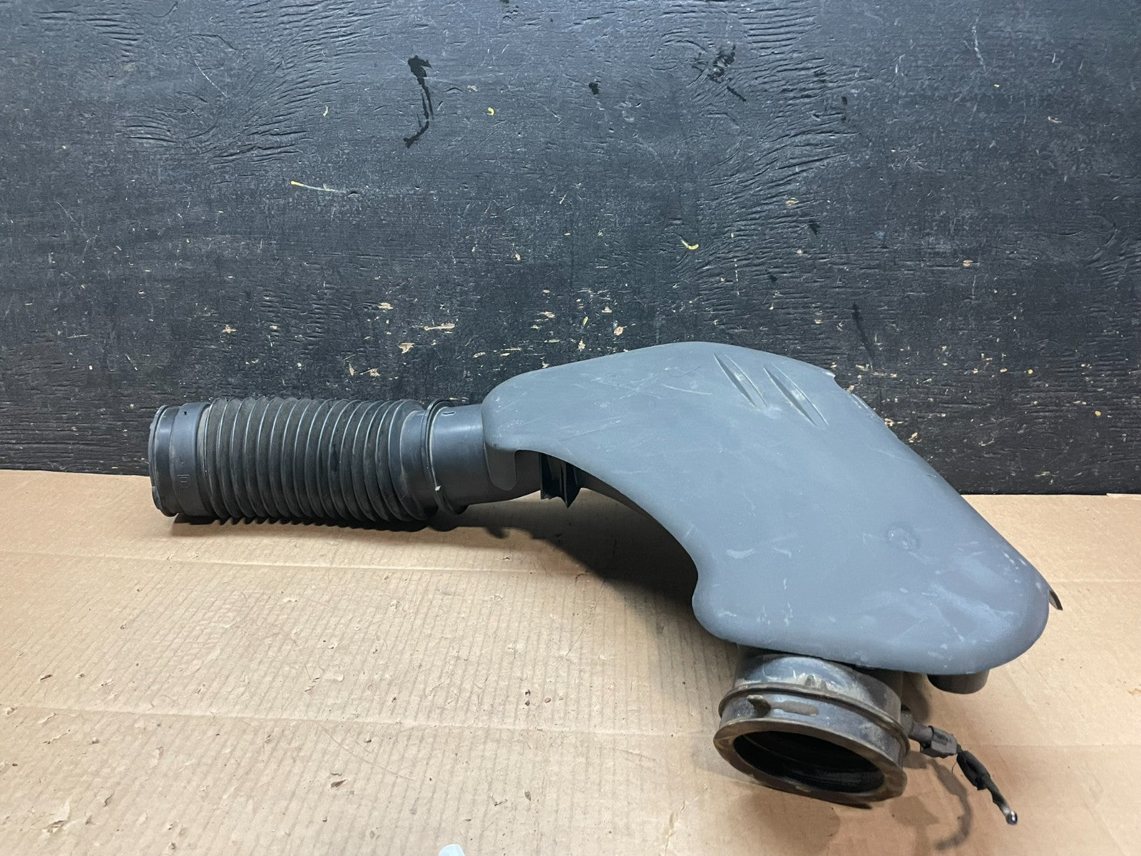 2011 to 2018 Chrysler 300 3.6L Air Intake Duct Tube Cleaner OEM y1743 DG3