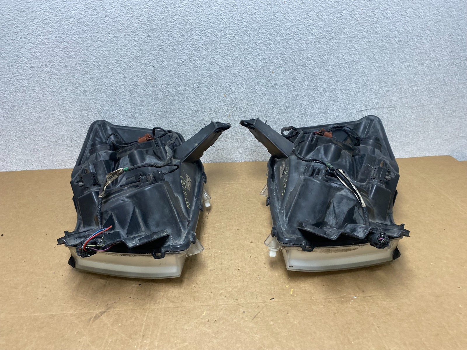 2004 to 2007 Nissan Armada Left+Right Side Set Headlights AD6132 DW12