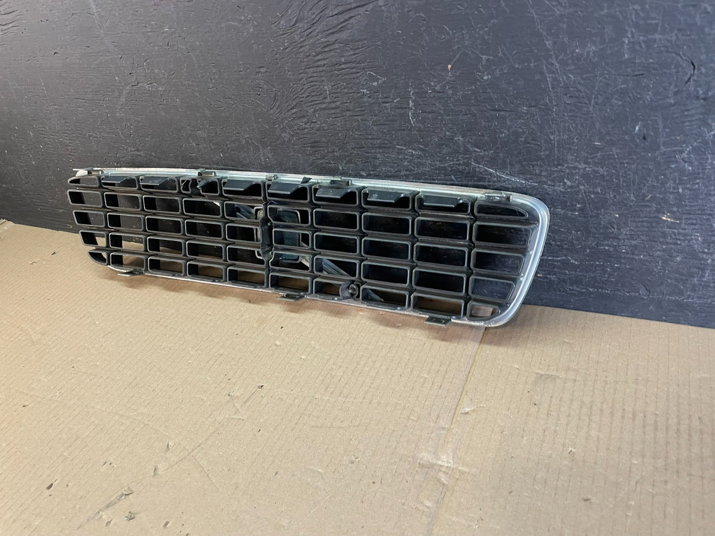2001 to 2004 Volvo S60 Front Upper Grill Grille AE3598 DG5