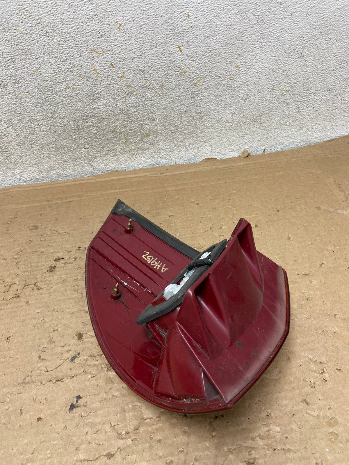 2004-2005 Toyota Sienna Right Passenger Rh Side Tail Light AH9152 LK7