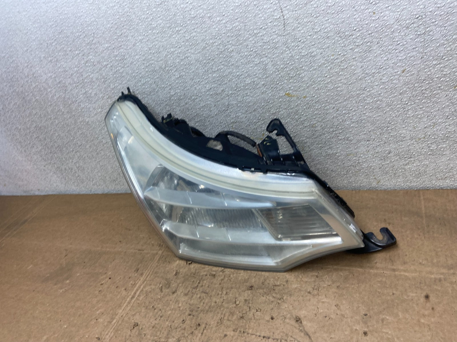 2008 2009 2010 2011 Ford Focus Right Passenger Rh Side Headlight Y6868 DW1