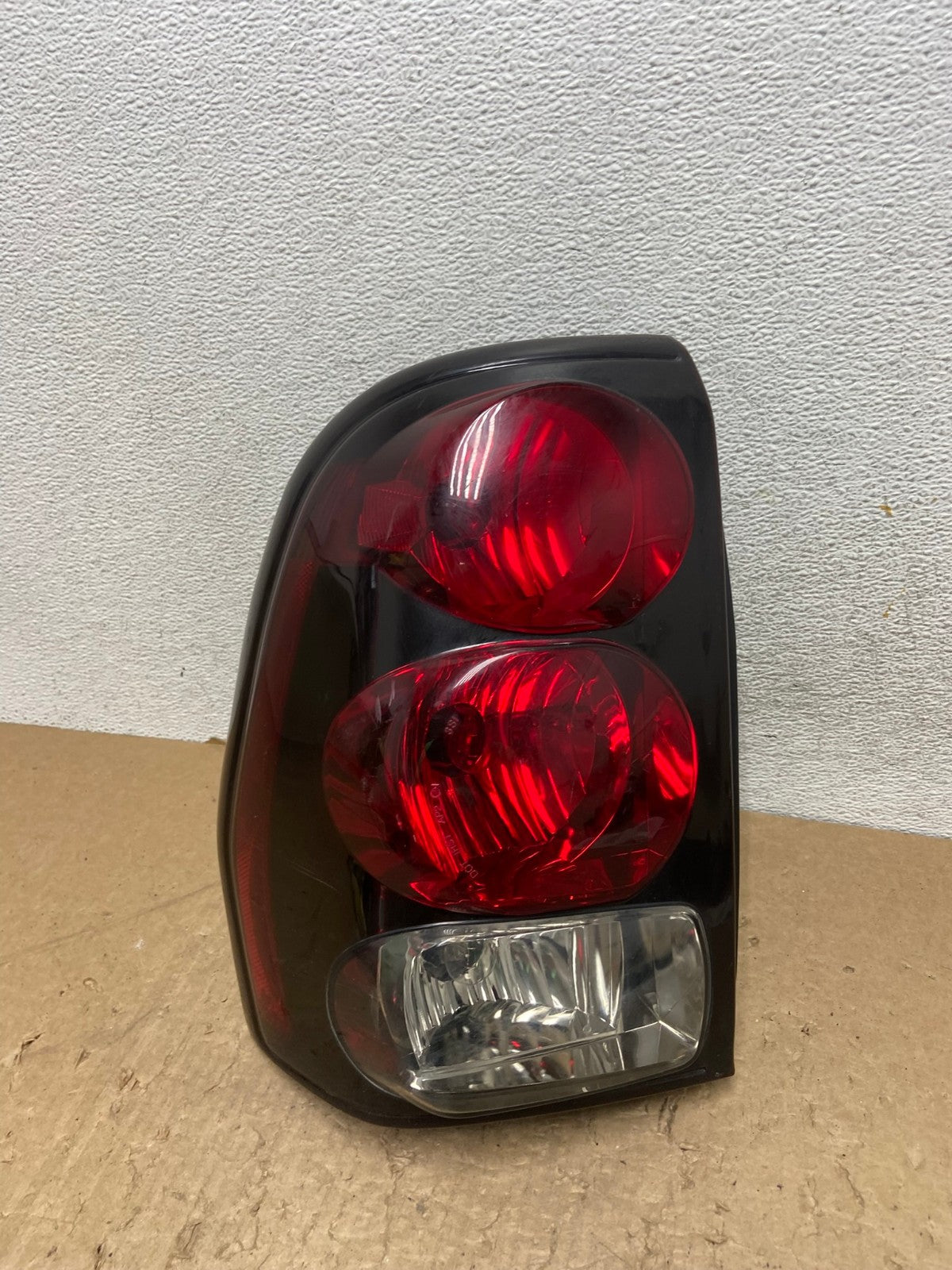 2002 to 2009 Chevrolet Trailblazer Left Driver LH Side Tail Light AG1454 LK0