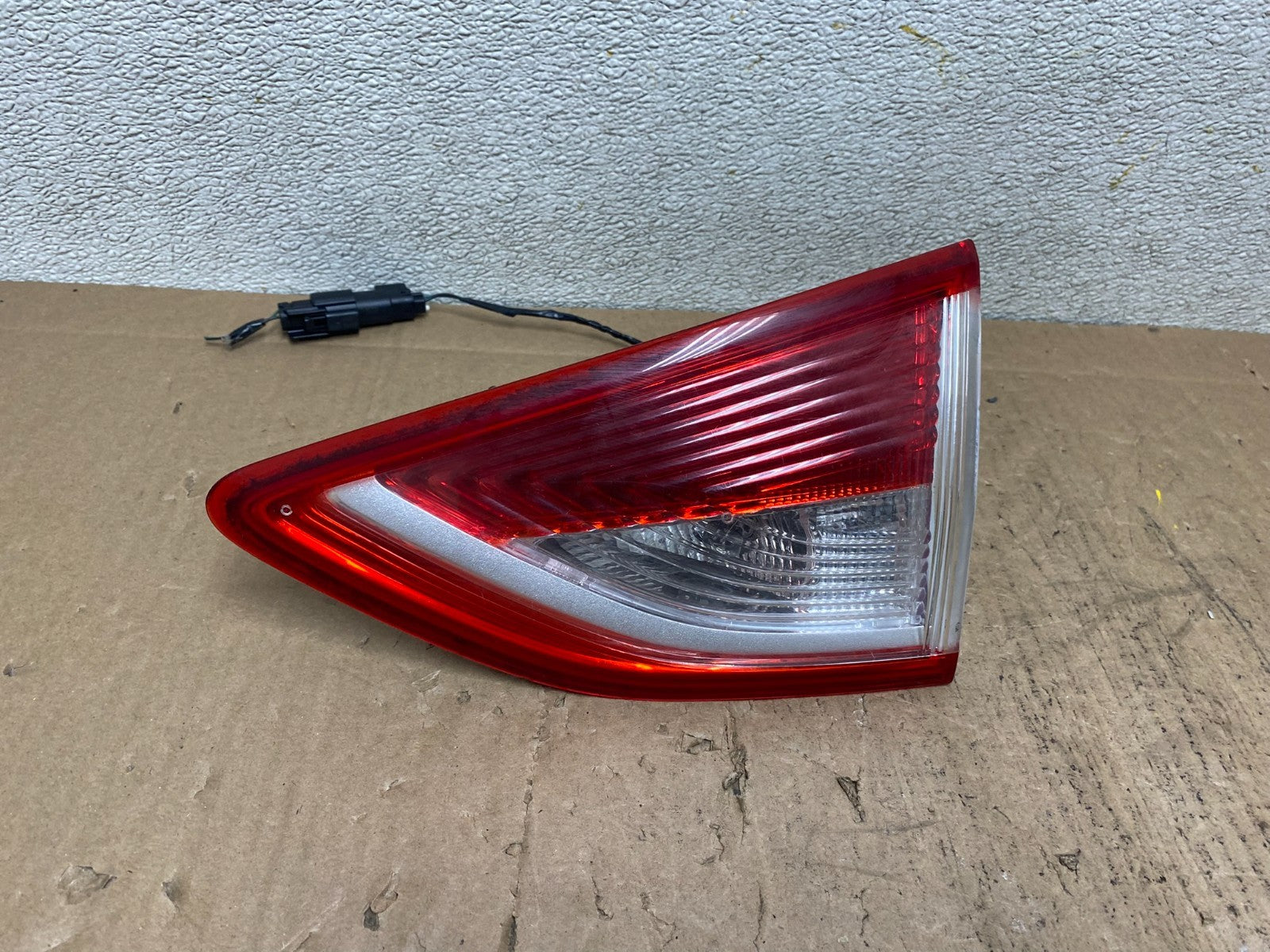 2013 to 2016 Ford Escape Right Passenger RH Side Inner Tail Light OEM S0948 DW0