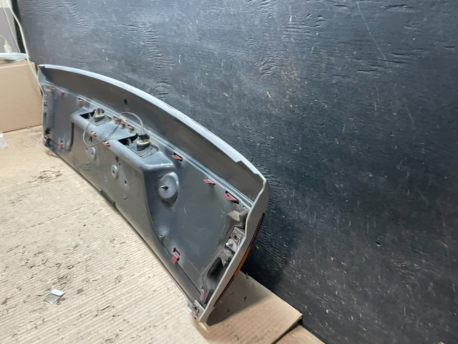 2000-2002 Saturn SL2 Sedan Center Tail Light Lid Trunk Rear Panel  V6799 DG8