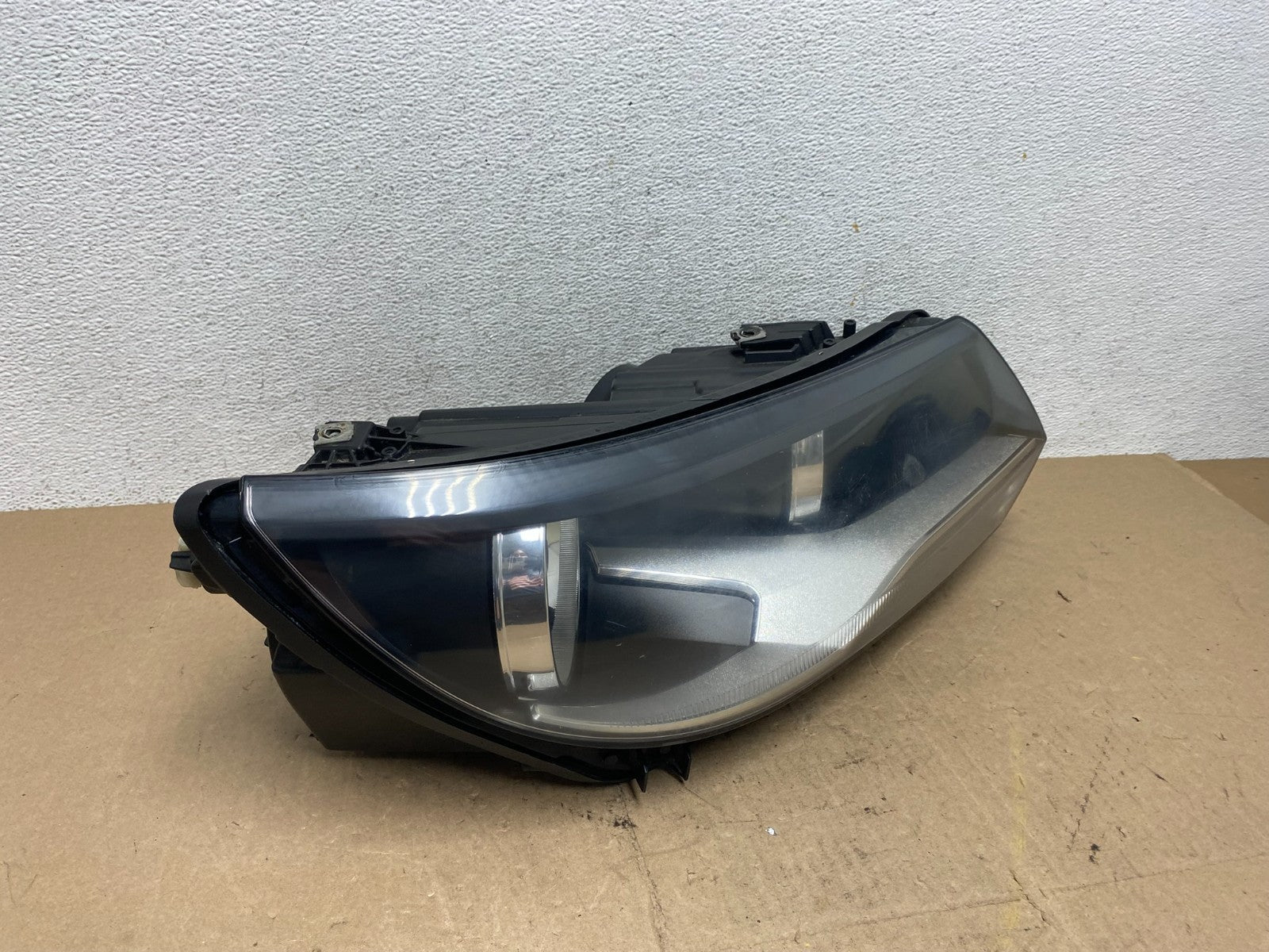 2012 to 2018 Volkswagen Tiguan Right Passenger RH Halogen Headlight AE6885 DW2