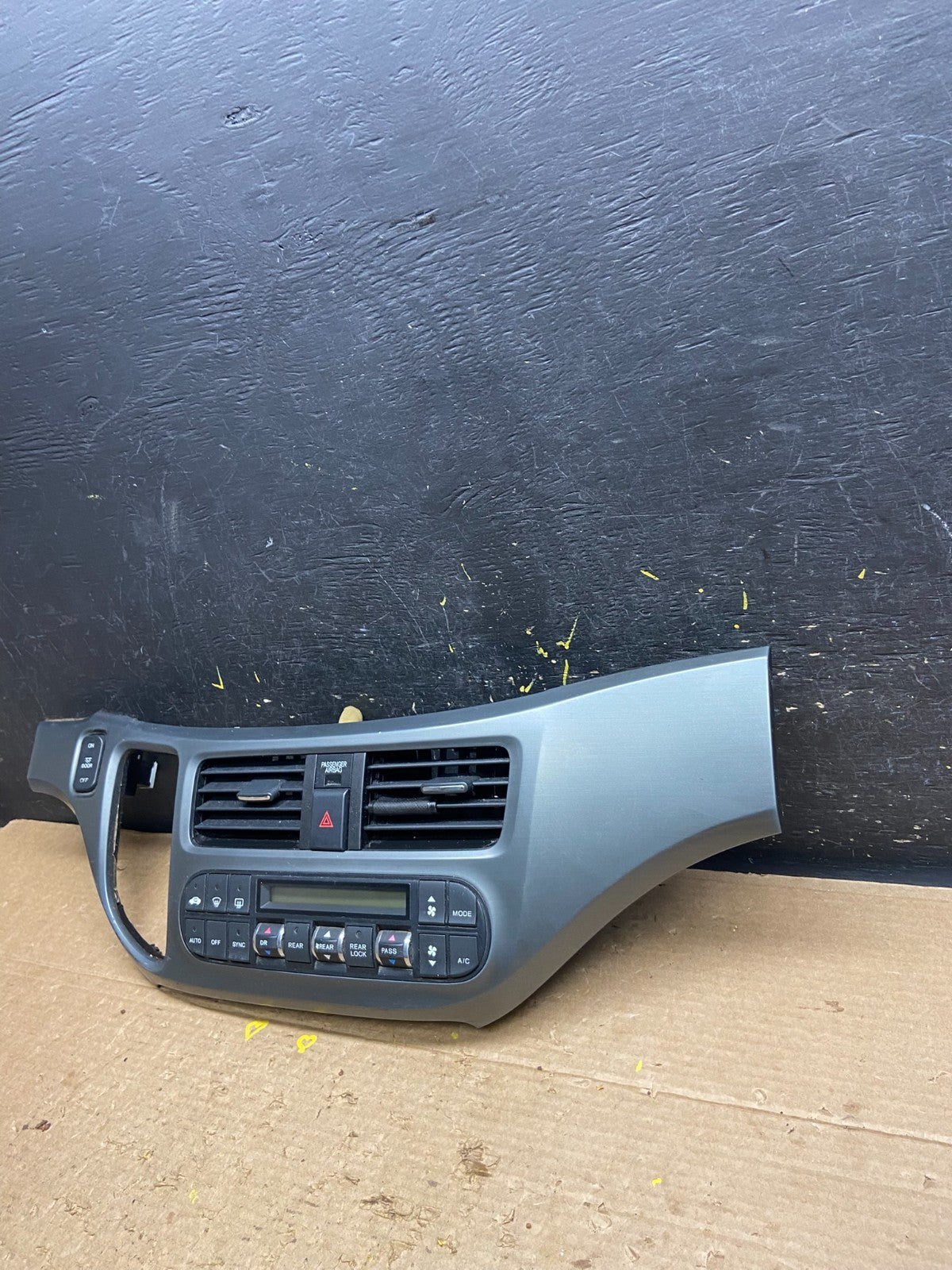 2005 to 2010 Honda Odyssey  Radio Climate Control Dash Trim Bezel W3319 DG1