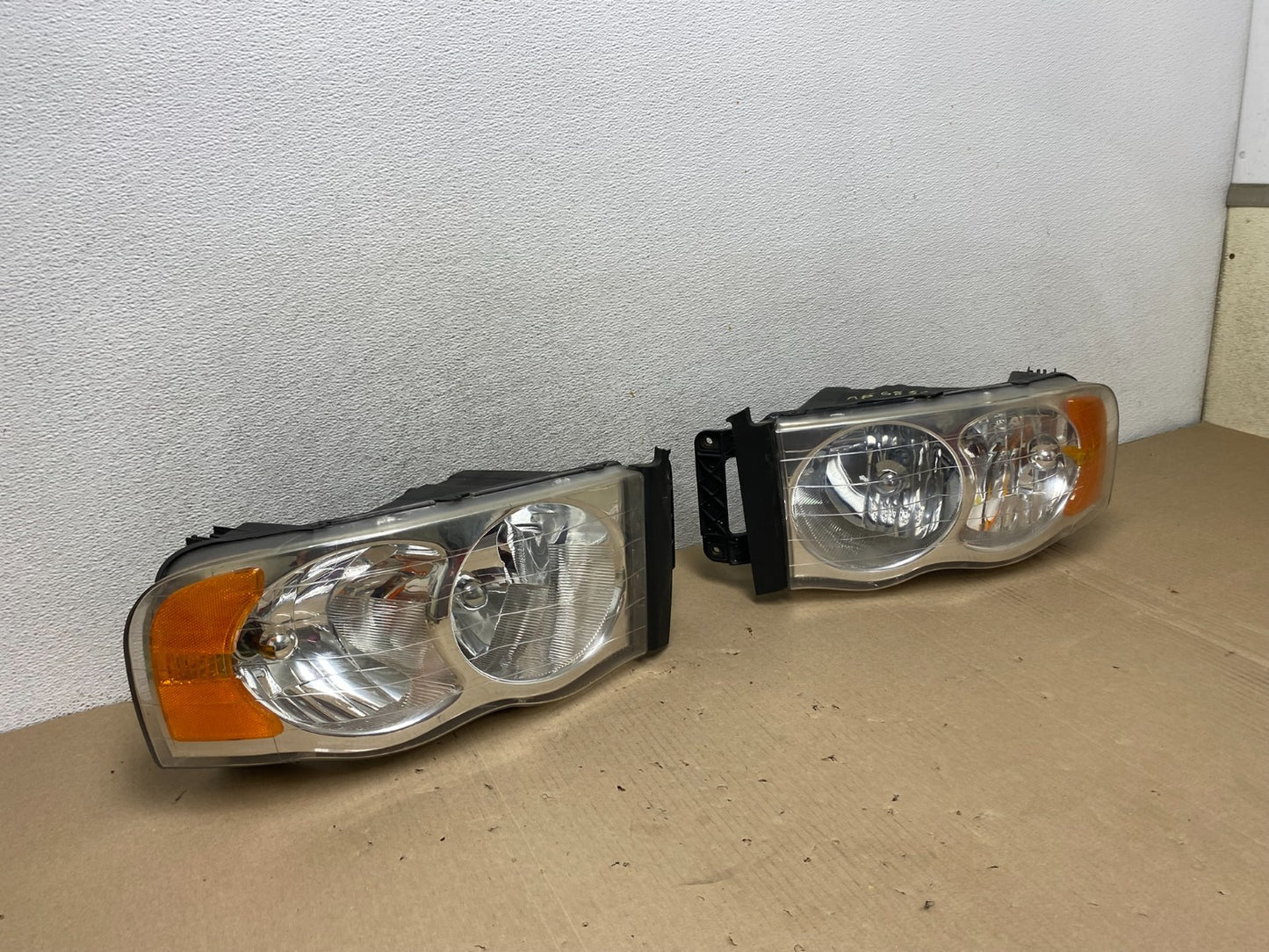 2002 to 2005 Dodge Ram Left+Right Side Headlights AG6856 DW2