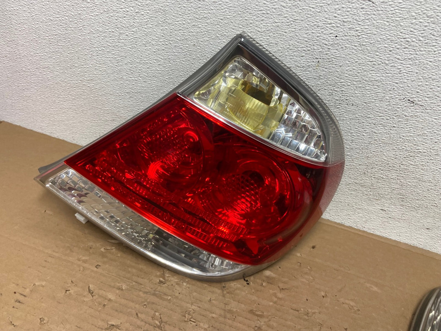 2005 to 2006 Toyota Camry Tail Light Right Passenger Side AD4318 LK1