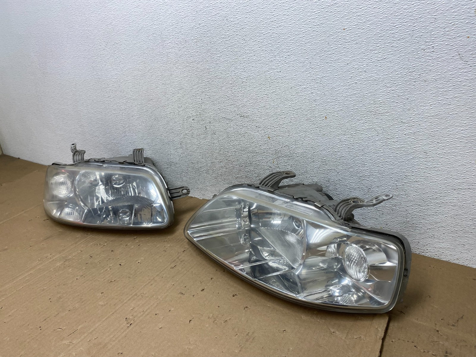 2004 - 2006 Chevrolet Aveo Hatchback Left+Right Headlights Halogen AE9159 DW1