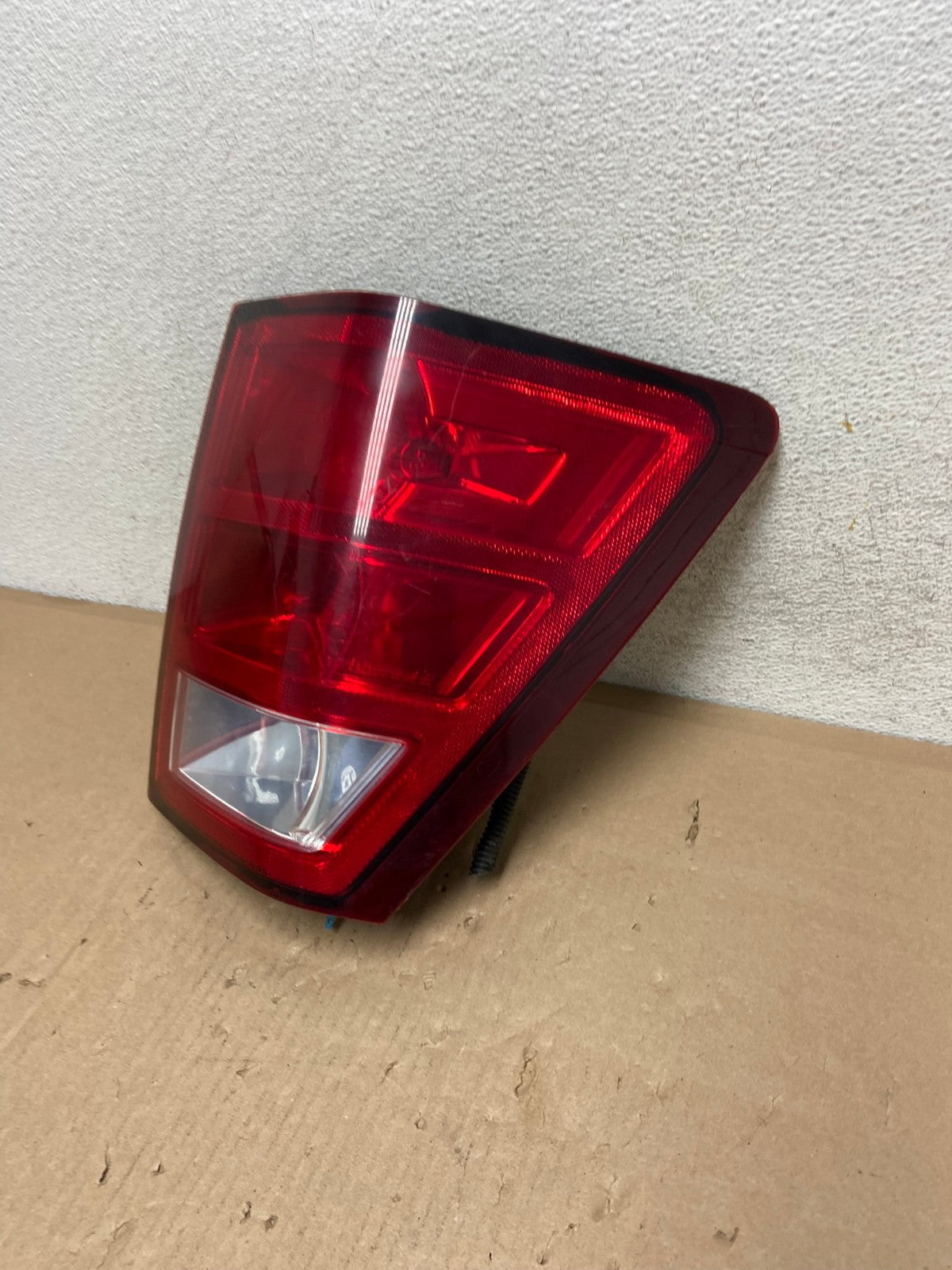 2005 - 2006 Jeep Grand Cherokee Right Passenger Rh Tail Light AG6717 LK1