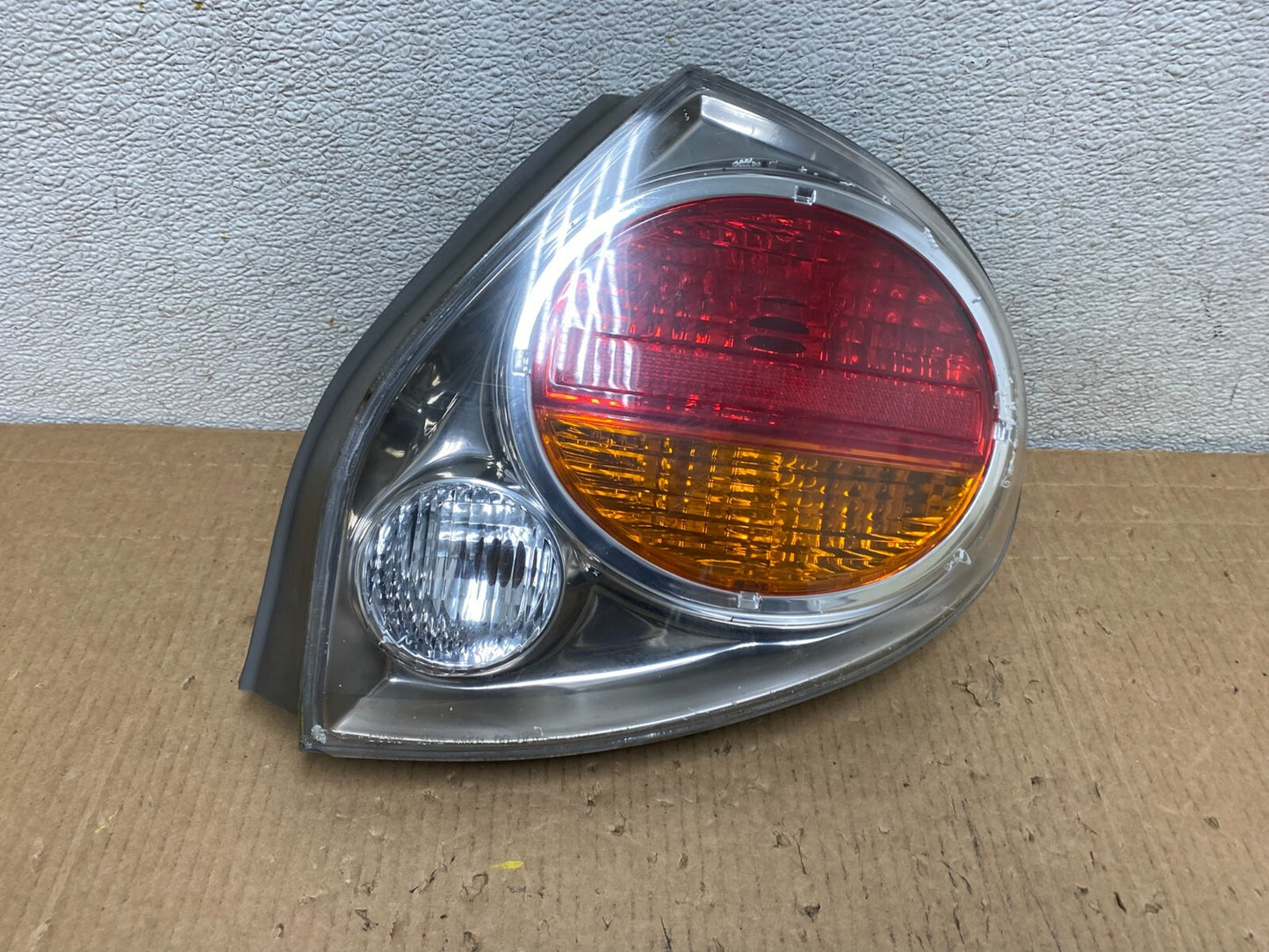 2002 2003 Nissan Maxima Right Passenger RH Side Tail Light G0336 DG10