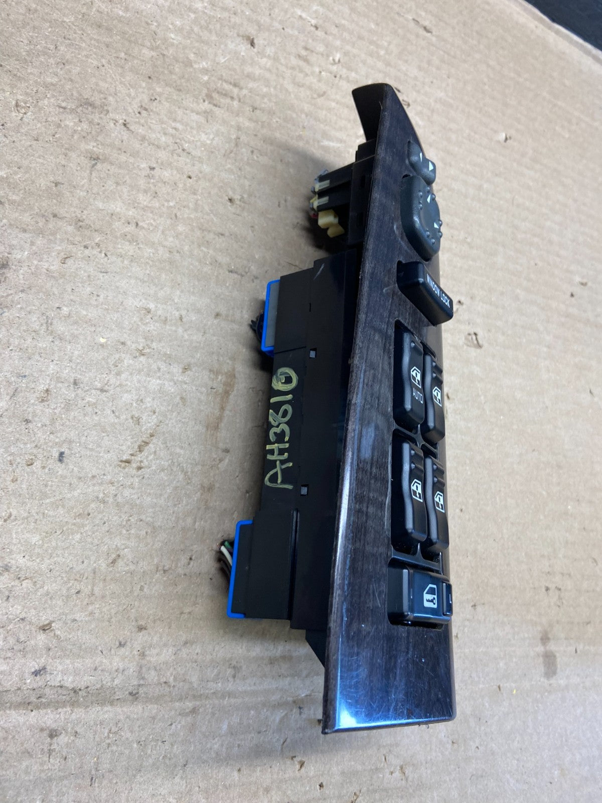 2000 to 2002 GMC Yukon Denali Front Door Power Window Master Switch AH38103
