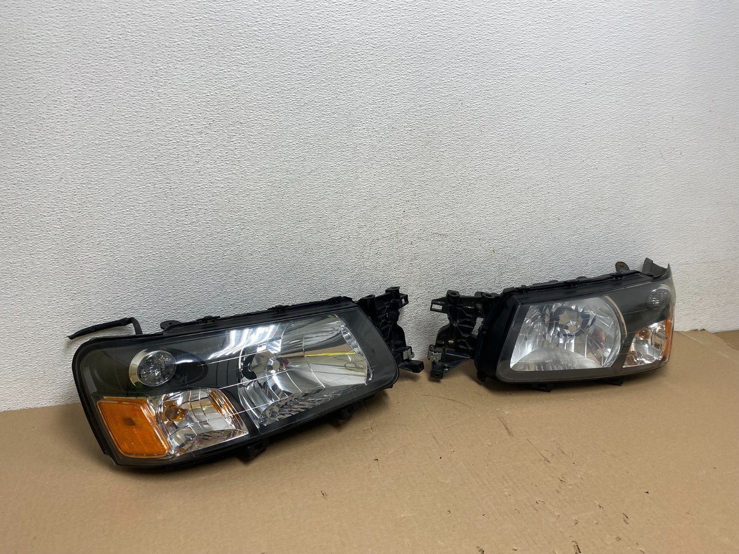 2003 2004 Subaru Forester Left+Right Headlights Halogen AE7181 DW2