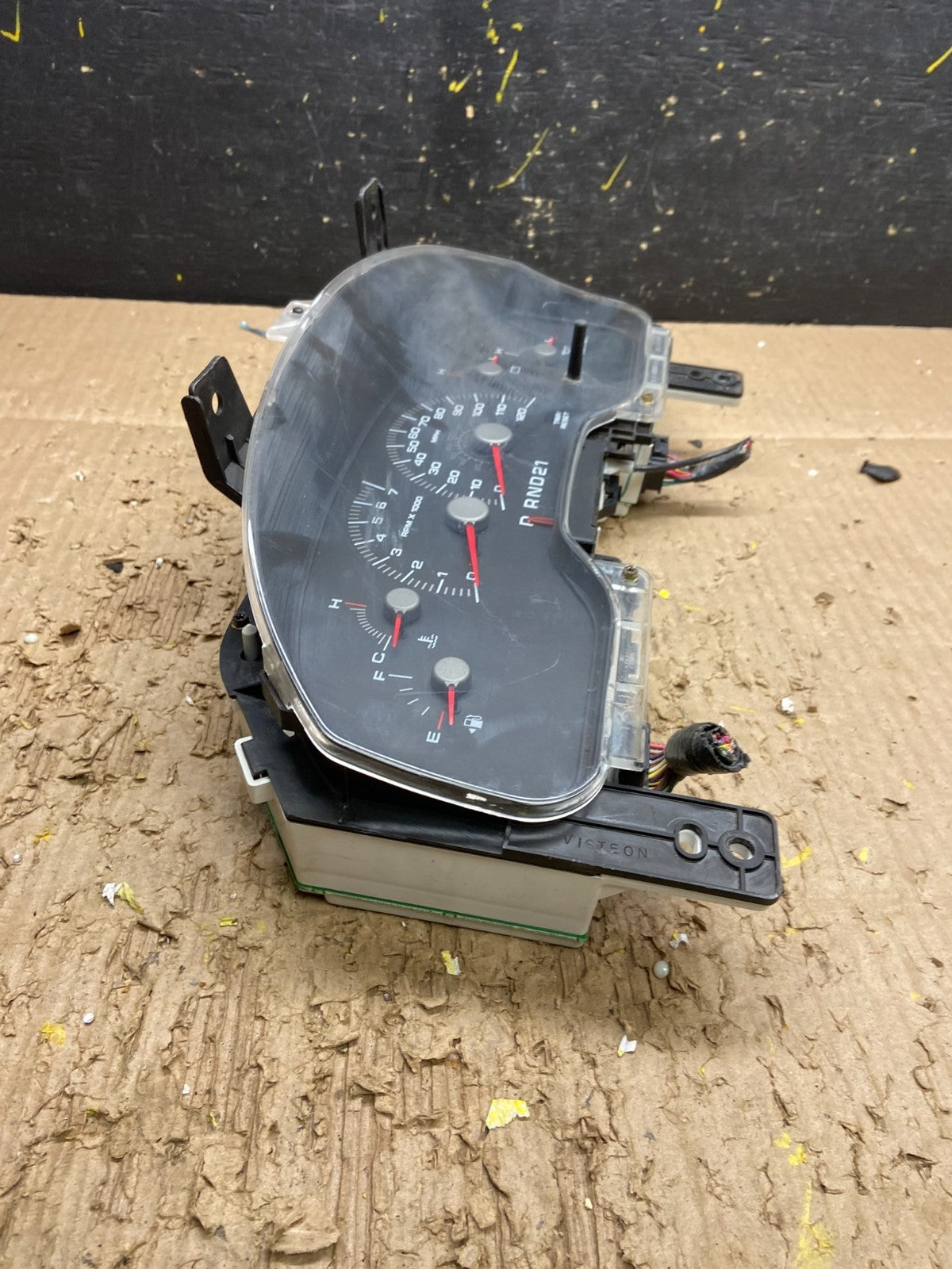 2008 2010 Land Rover LR2 Speedometer Cluster Gauge OEM V7750 DG2