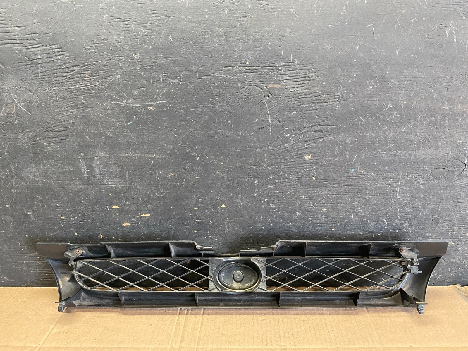 1996 Subaru Impreza Front Upper Grille Grill Q05145