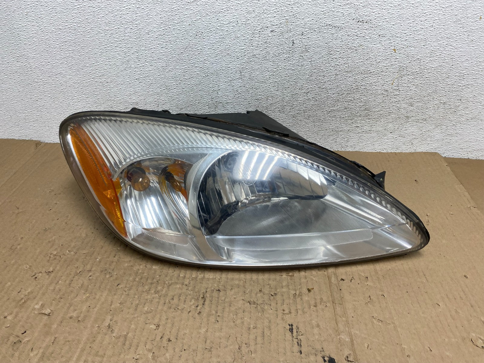2000 to 2007 Ford Taurus Right Passenger RH Side Halogen Headlight AE9077 DW0